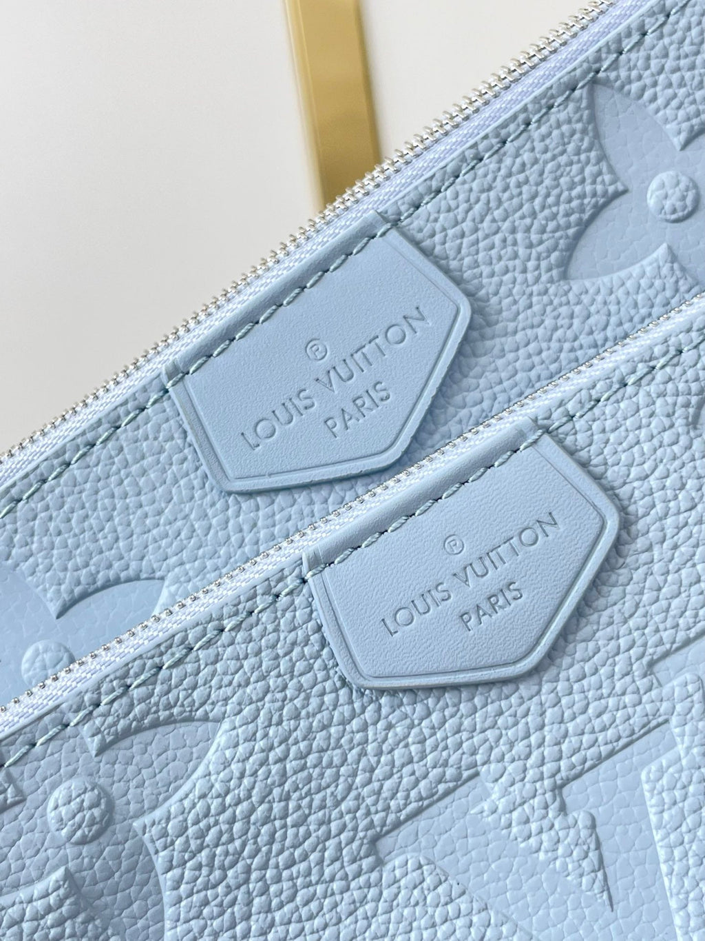 MULTI POCHETTE ACCESSOIRES 24 EN CUIR EMPREINTE MONOGRAMME BLEU BEAU
