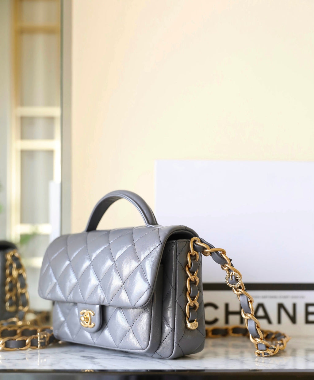 CC 24A SAC À RABAT 20 CM POIGNÉE SUPÉRIEURE CUIR D'AGNEAU GRIS QUINCAILLERIE DORÉ