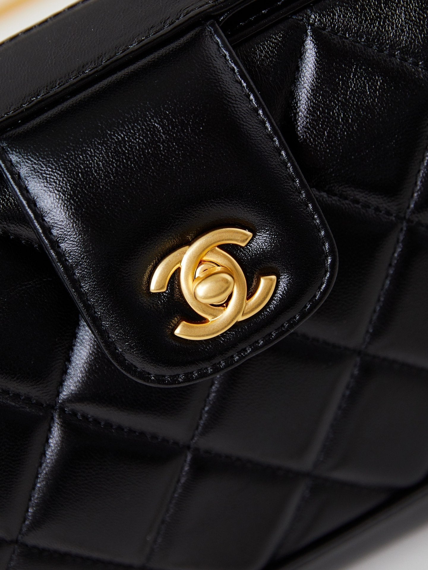 CC 24A TOP HANDLE 23.5CM BLACK WAX LEATHER GOLD HARDWARE 238469