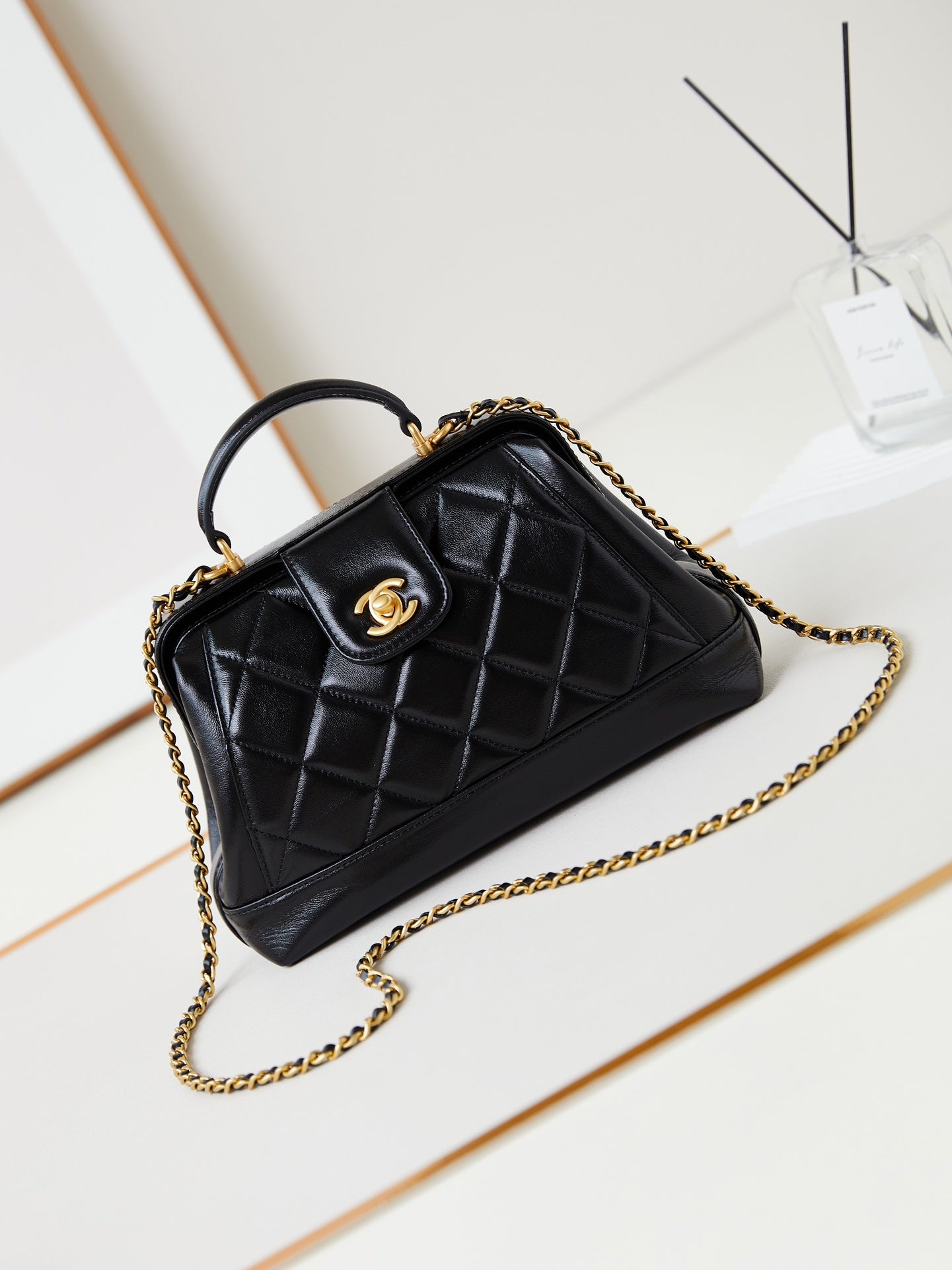 CC 24A TOP HANDLE 23.5CM BLACK WAX LEATHER GOLD HARDWARE 238469