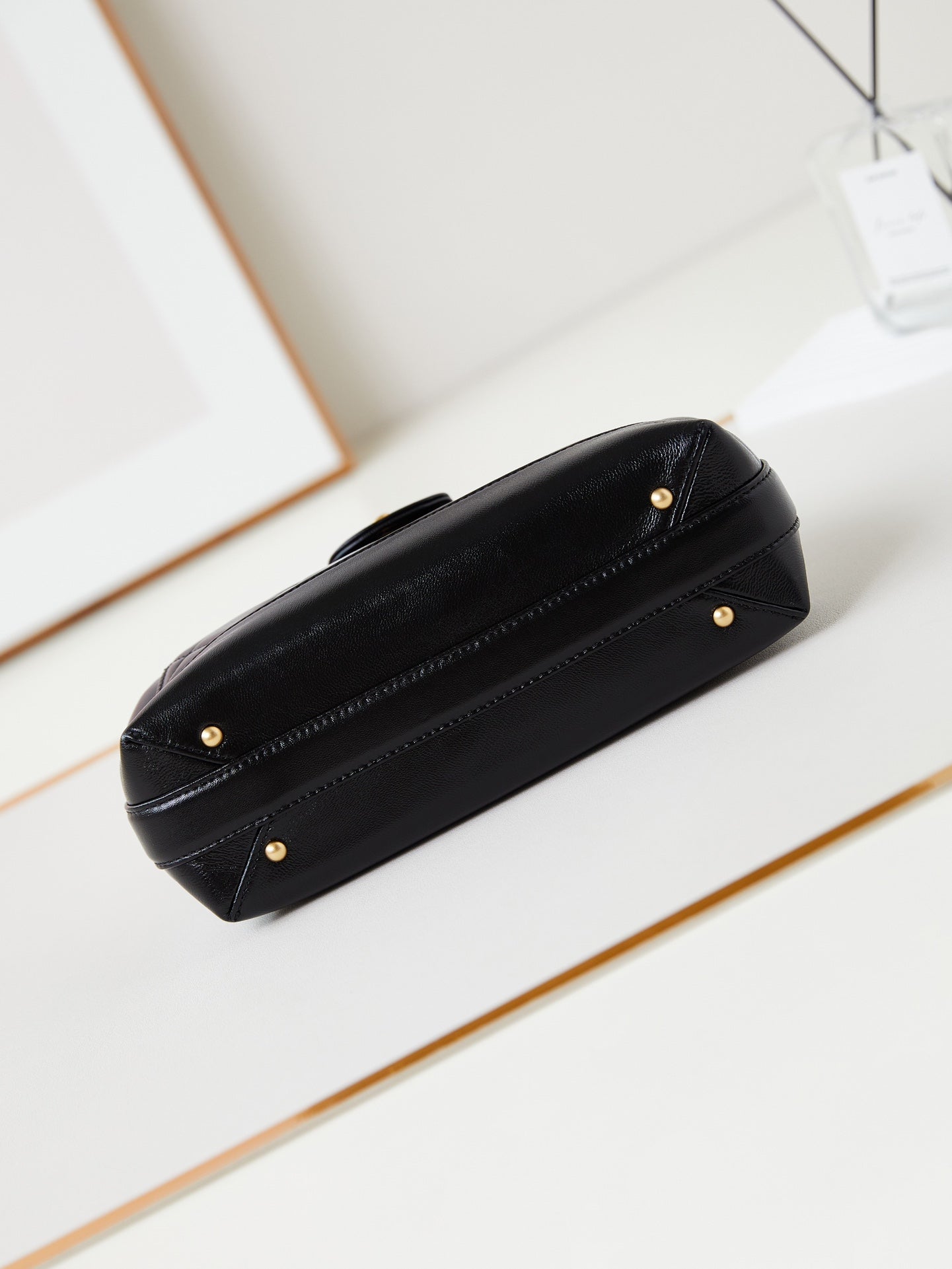 CC 24A TOP HANDLE 23.5CM BLACK WAX LEATHER GOLD HARDWARE 238469
