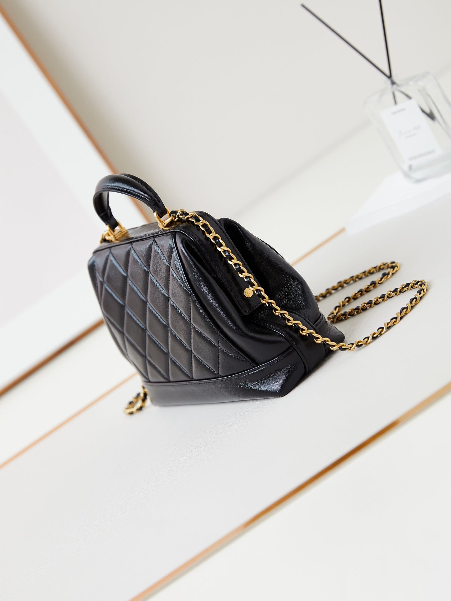 CC 24A TOP HANDLE 23.5CM BLACK WAX LEATHER GOLD HARDWARE 238469