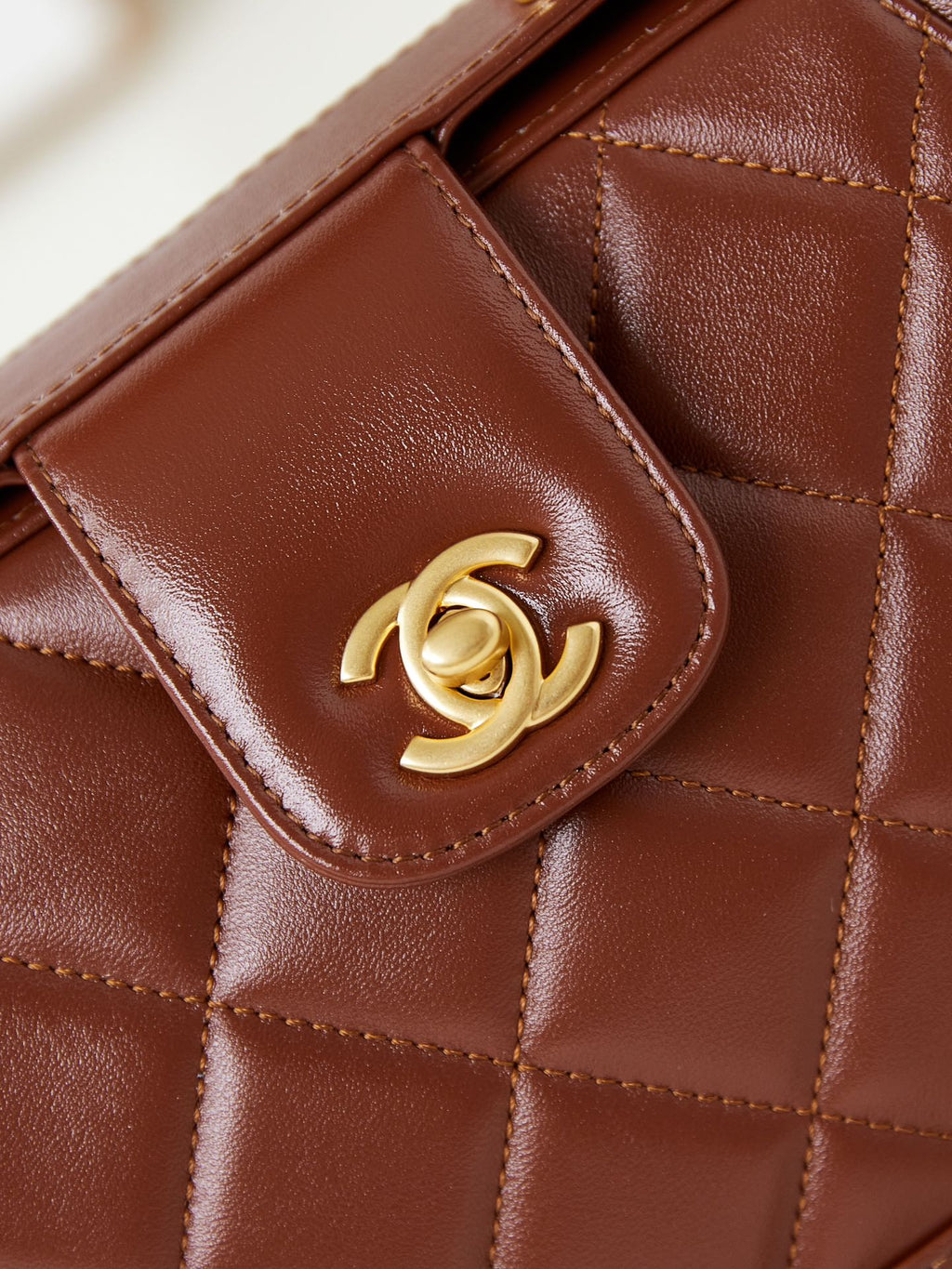 CC 24A TOP HANDLE 23.5CM BROWN WAX LEATHER GOLD HARDWARE 238471