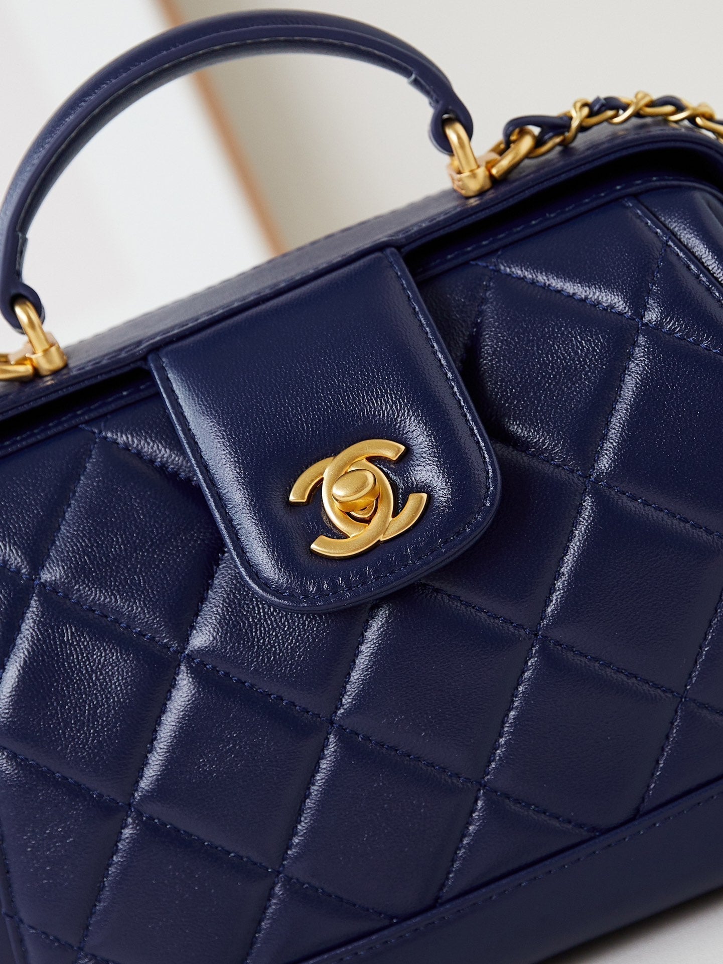 CC 24A TOP HANDLE 23.5CM NIGHT BLUE WAX LEATHER GOLD HARDWARE 238473