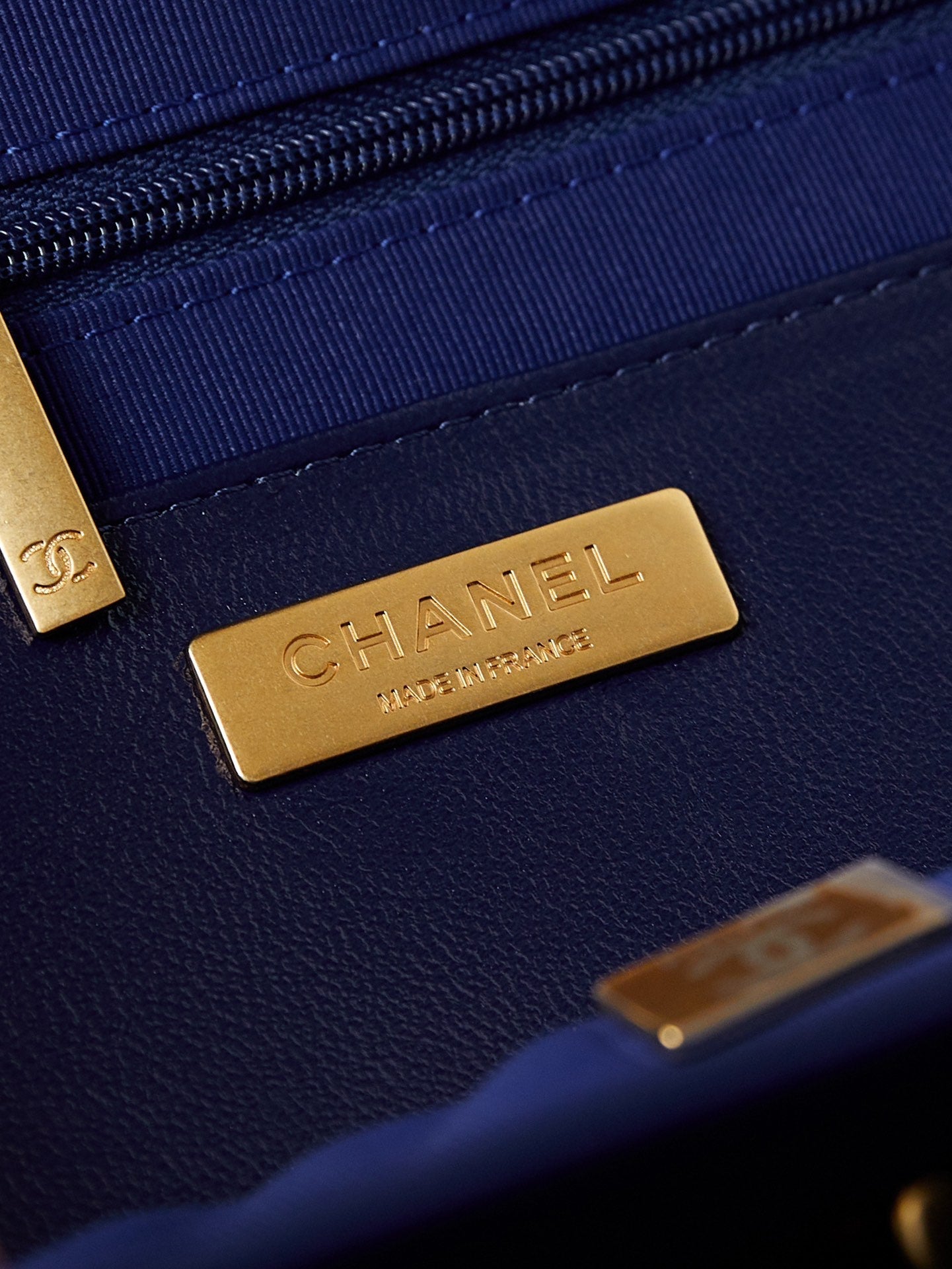 CC 24A TOP HANDLE 23.5CM NIGHT BLUE WAX LEATHER GOLD HARDWARE 238473