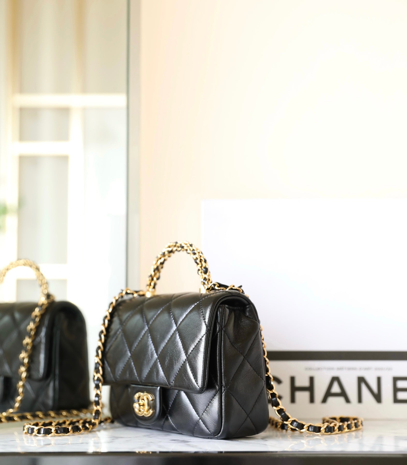 24B MINI SAC À RABAT AVEC POIGNÉE SUPÉRIEURE 19 CM CUIR D'AGNEAU NOIR