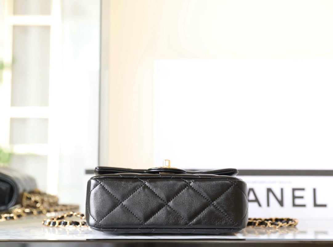 24B MINI SAC À RABAT AVEC POIGNÉE SUPÉRIEURE 19 CM CUIR D'AGNEAU NOIR