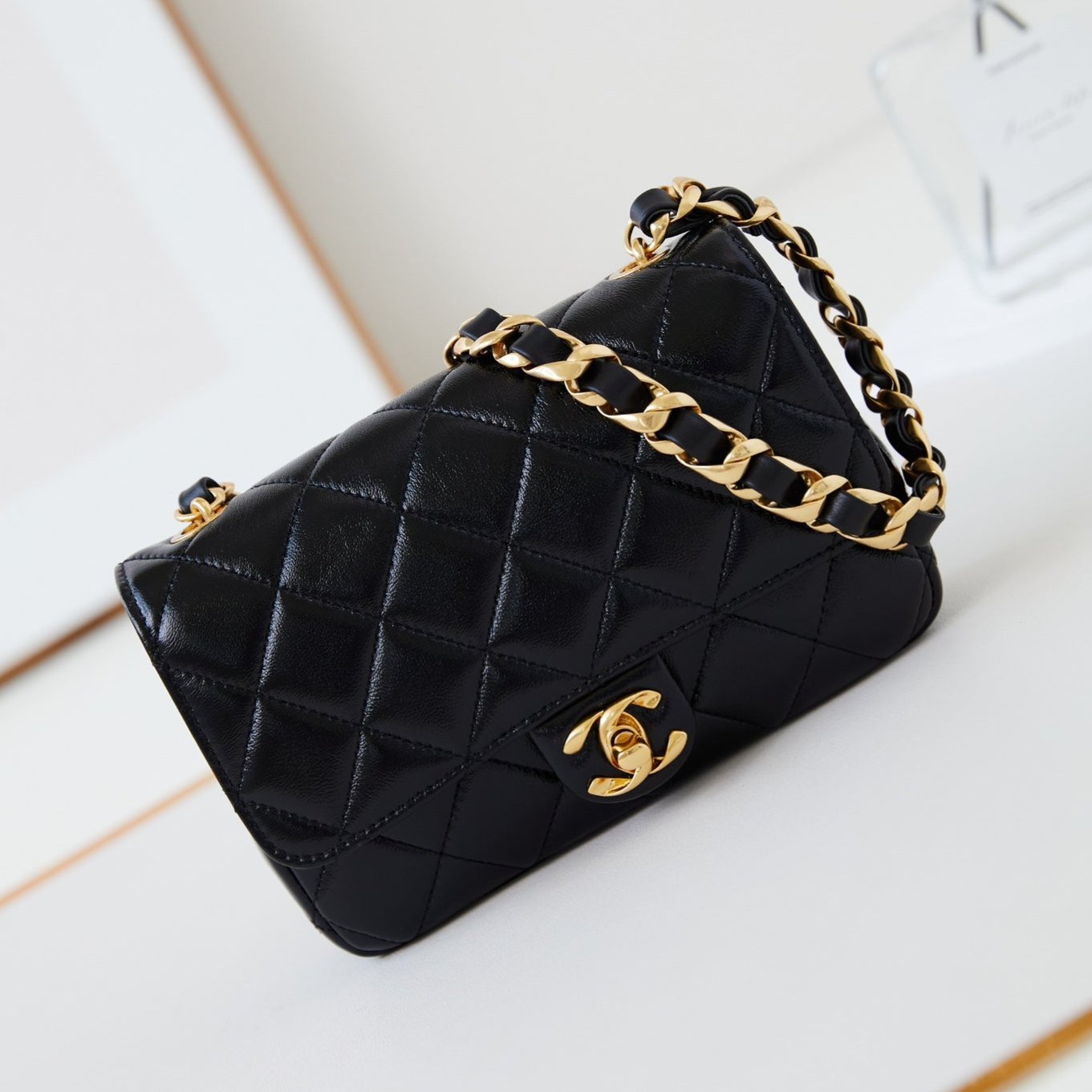 CC 24B MINI SAC À RABAT 20 CM CUIR D'AGNEAU NOIR QUINCAILLERIE DORÉ