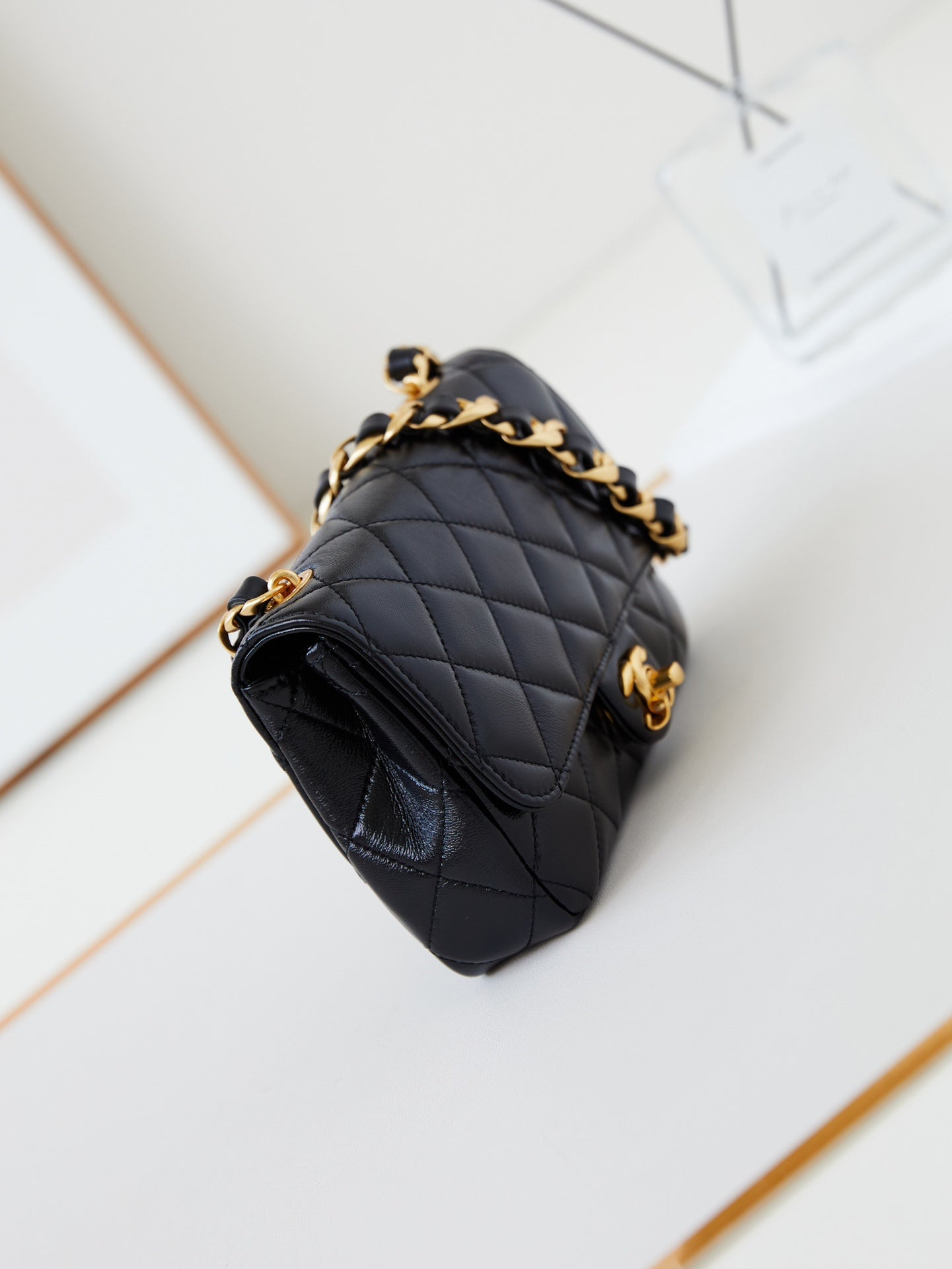 CC 24B MINI SAC À RABAT 20 CM CUIR D'AGNEAU NOIR QUINCAILLERIE DORÉ