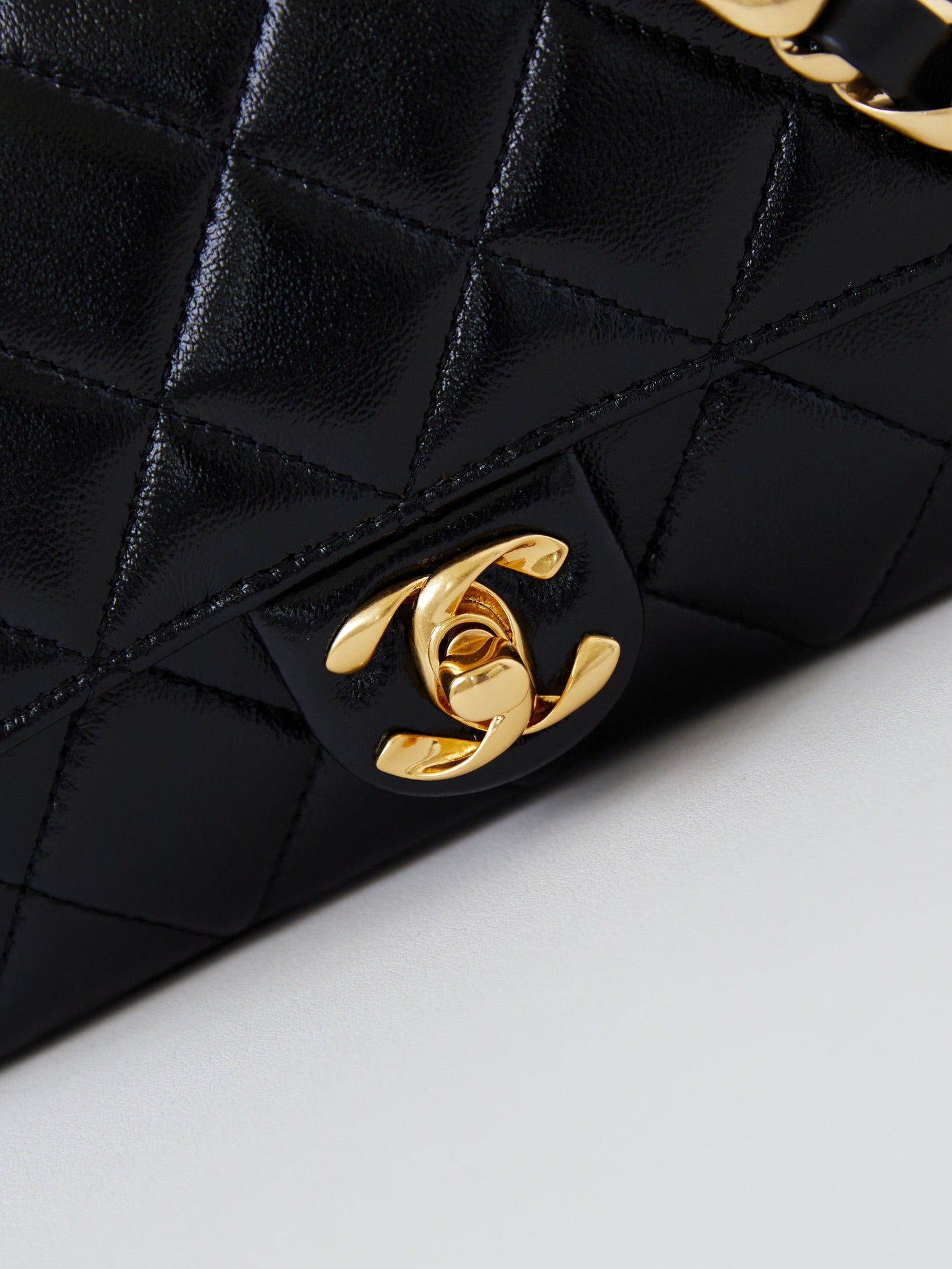 CC 24B MINI SAC À RABAT 20 CM CUIR D'AGNEAU NOIR QUINCAILLERIE DORÉ
