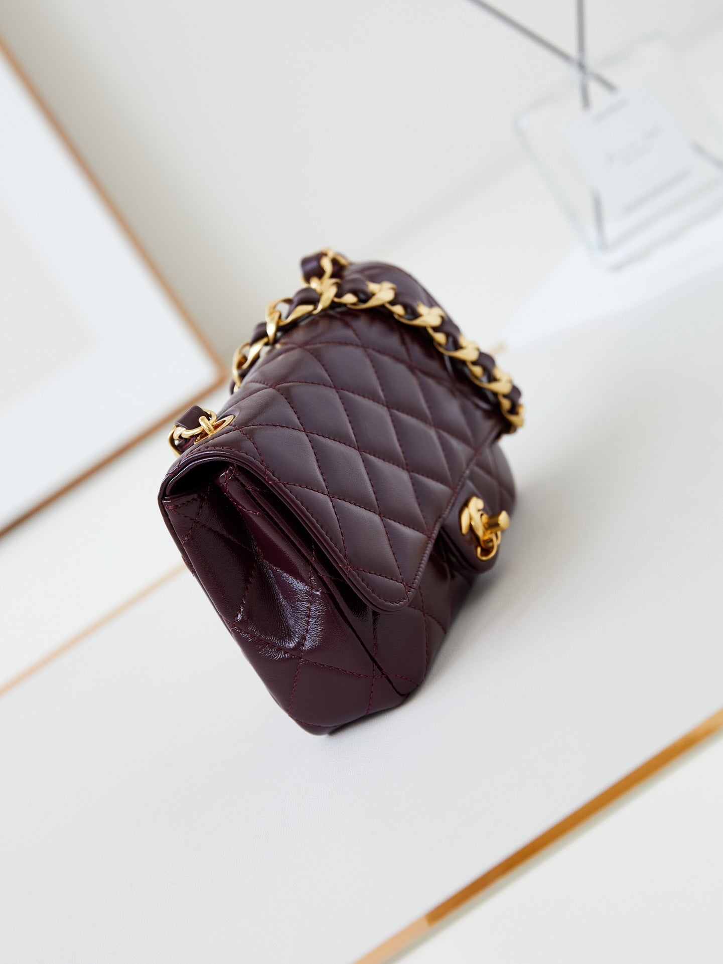 CC 24B MINI SAC À RABAT 20 CM CUIR D'AGNEAU BORDEAUX QUINCAILLERIE DORÉ