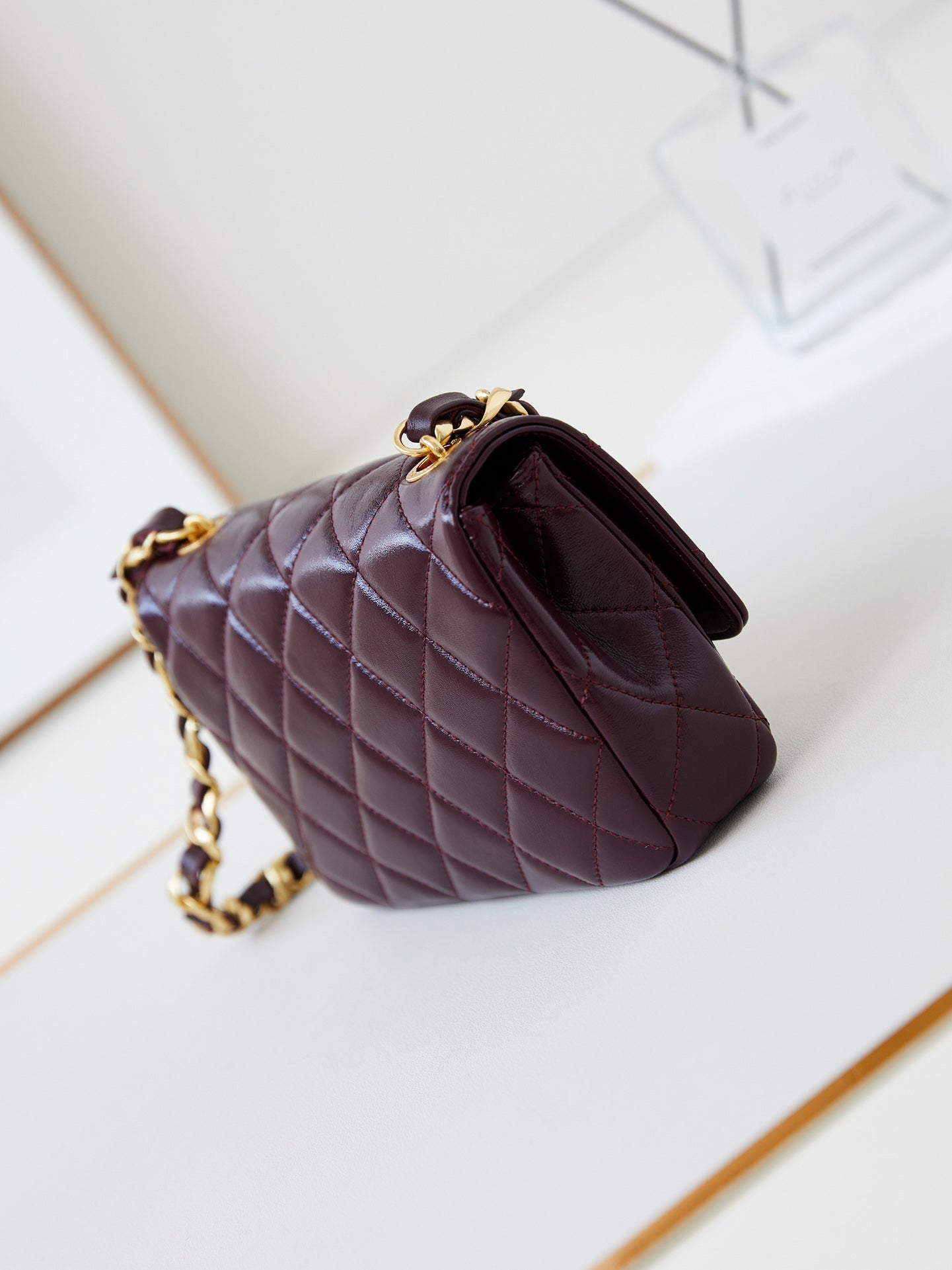 CC 24B MINI SAC À RABAT 20 CM CUIR D'AGNEAU BORDEAUX QUINCAILLERIE DORÉ