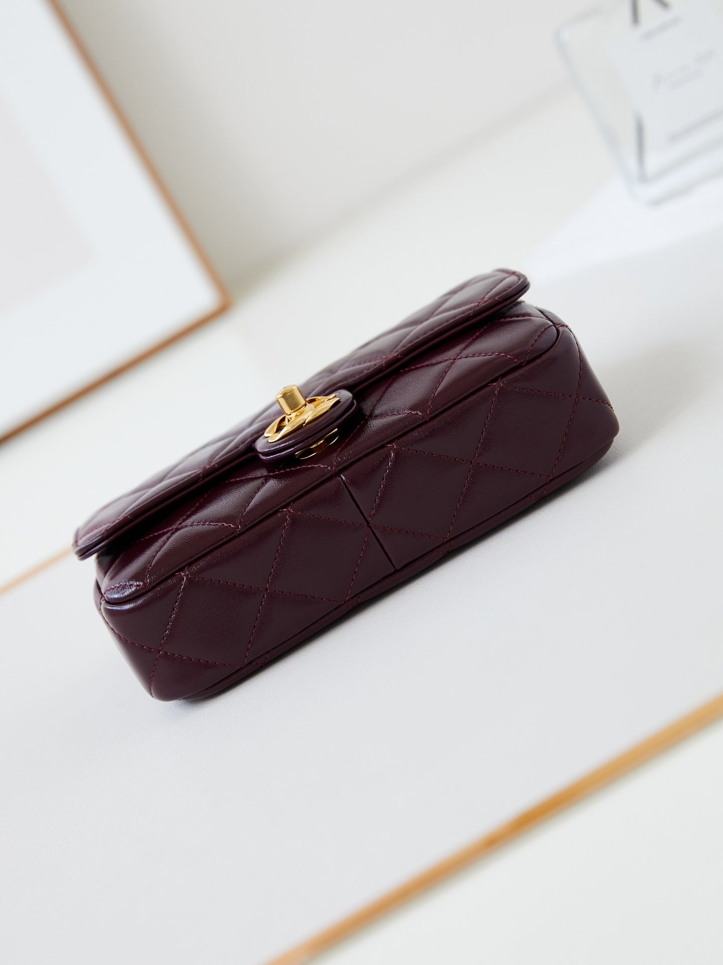 CC 24B MINI SAC À RABAT 20 CM CUIR D'AGNEAU BORDEAUX QUINCAILLERIE DORÉ
