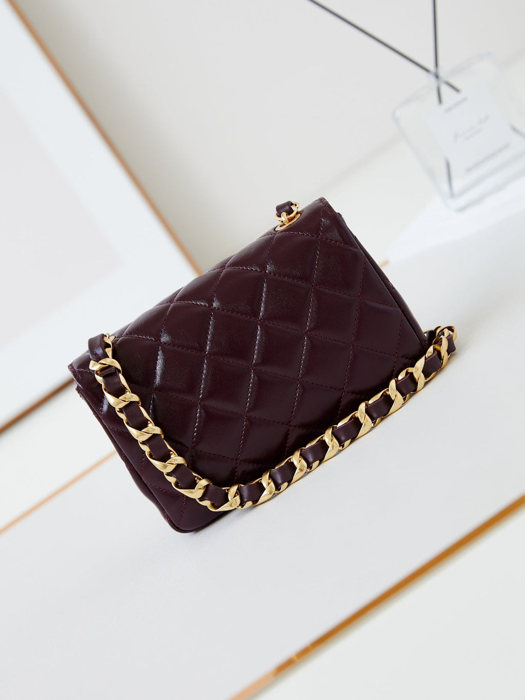 CC 24B MINI SAC À RABAT 20 CM CUIR D'AGNEAU BORDEAUX QUINCAILLERIE DORÉ