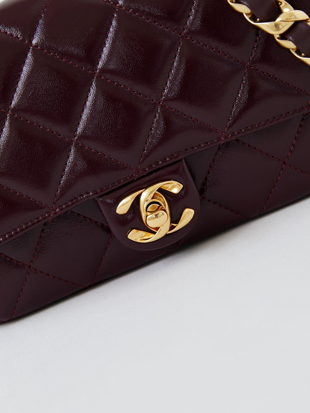 CC 24B MINI SAC À RABAT 20 CM CUIR D'AGNEAU BORDEAUX QUINCAILLERIE DORÉ