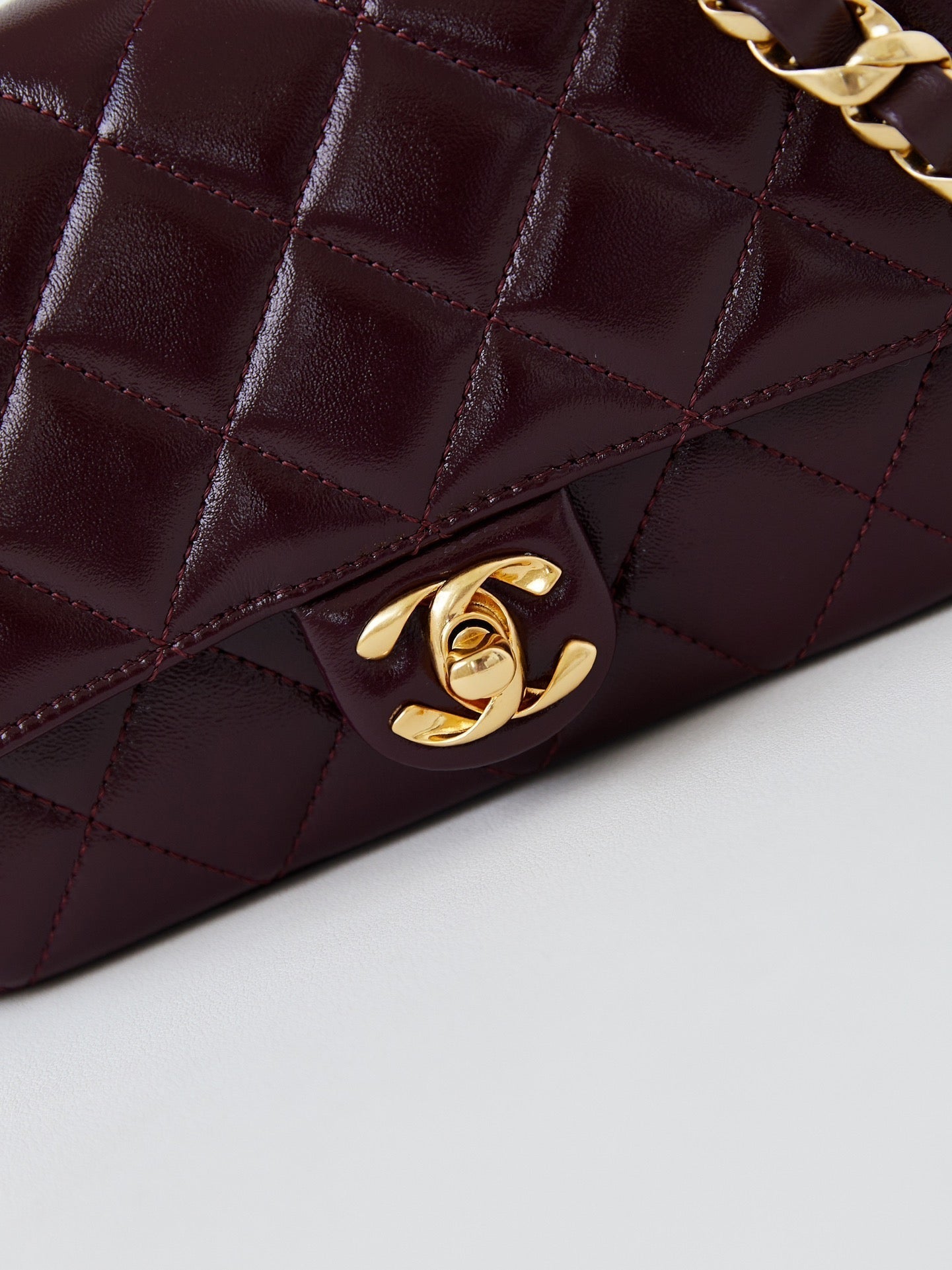 CC 24B MINI SAC À RABAT 20 CM CUIR D'AGNEAU BORDEAUX QUINCAILLERIE DORÉ