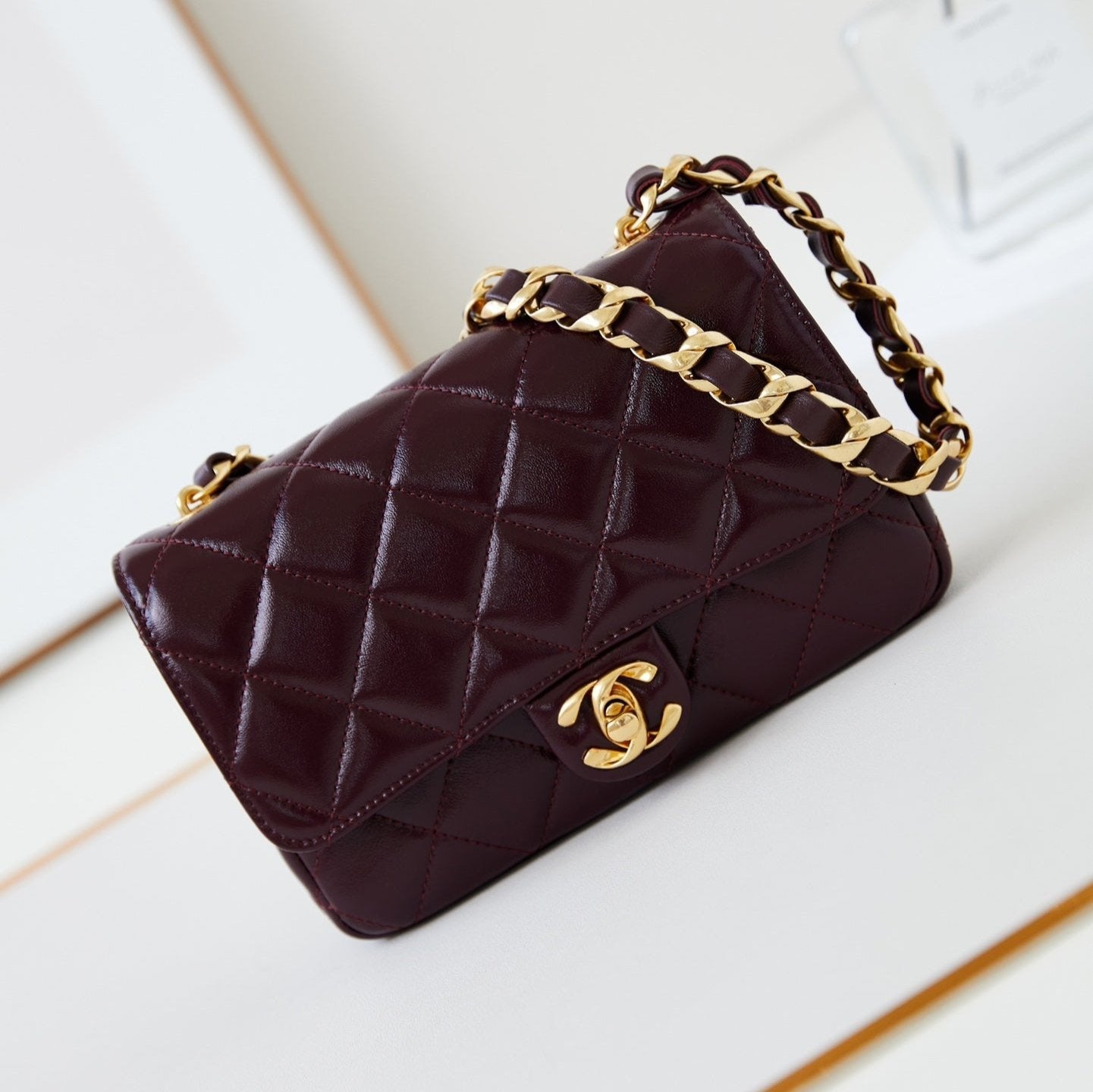 CC 24B MINI SAC À RABAT 20 CM CUIR D'AGNEAU BORDEAUX QUINCAILLERIE DORÉ