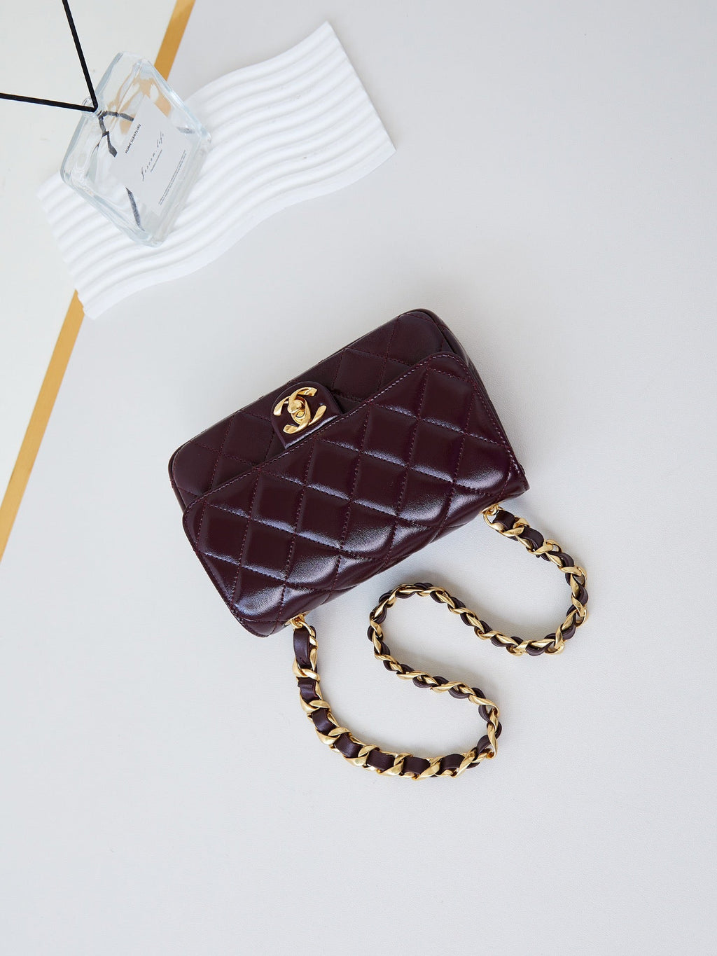 CC 24B MINI SAC À RABAT 20 CM CUIR D'AGNEAU BORDEAUX QUINCAILLERIE DORÉ