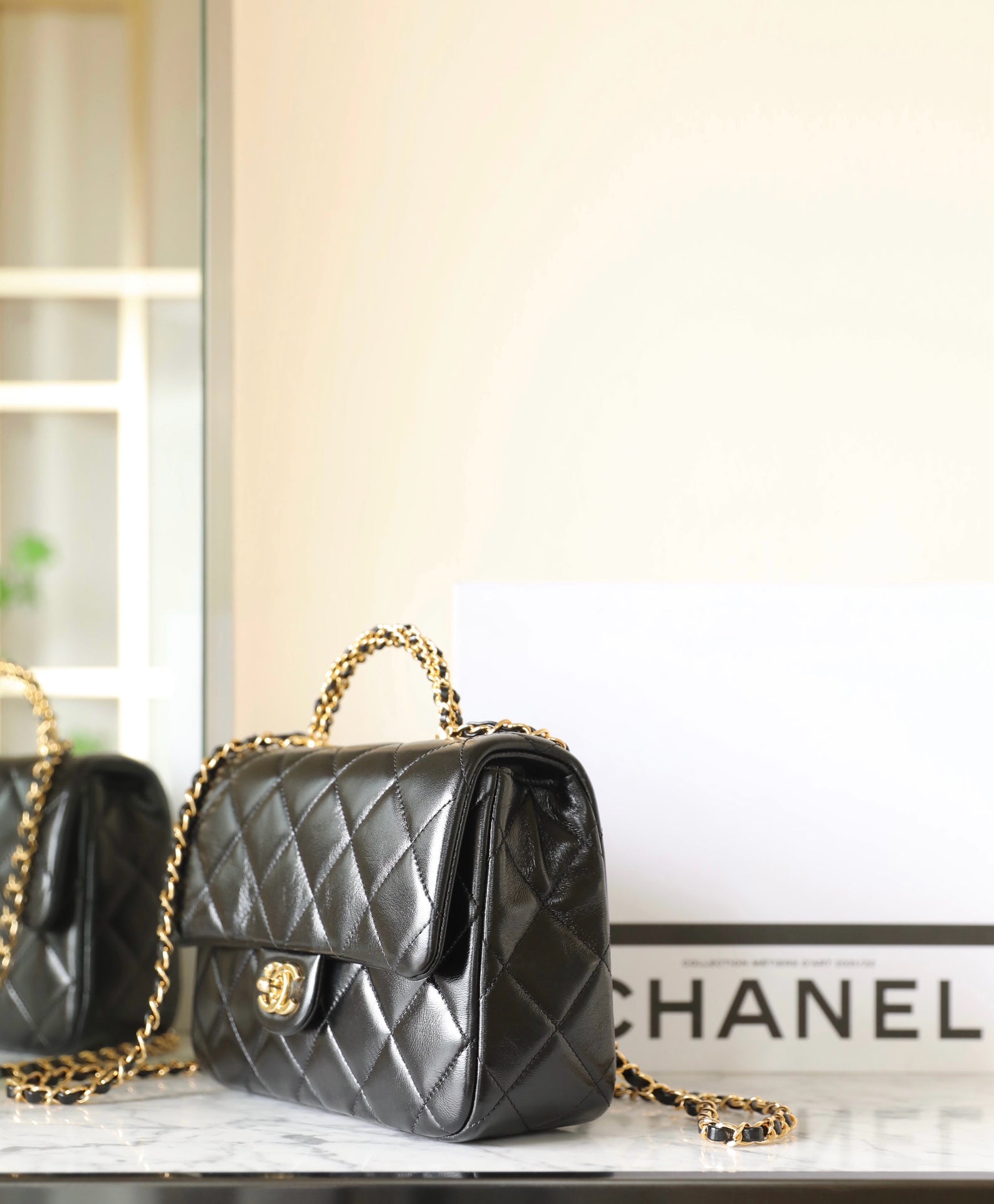 24B PETIT SAC À RABAT AVEC POIGNÉE SUPÉRIEURE 25 CM EN CUIR D'AGNEAU NOIR