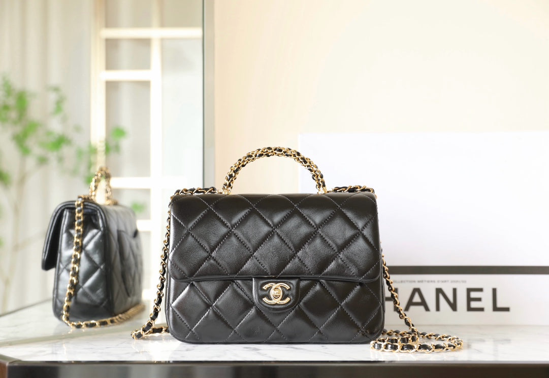 24B PETIT SAC À RABAT AVEC POIGNÉE SUPÉRIEURE 25 CM EN CUIR D'AGNEAU NOIR