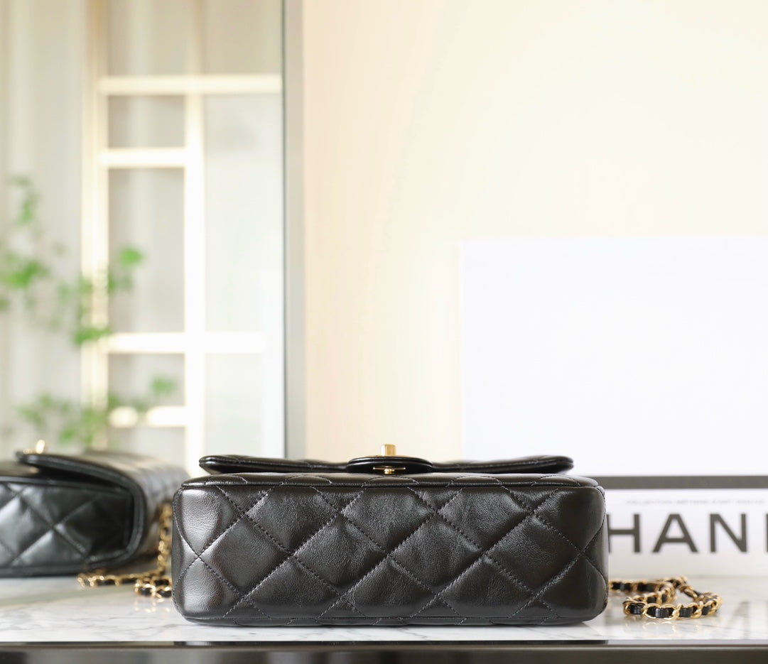 24B PETIT SAC À RABAT AVEC POIGNÉE SUPÉRIEURE 25 CM EN CUIR D'AGNEAU NOIR