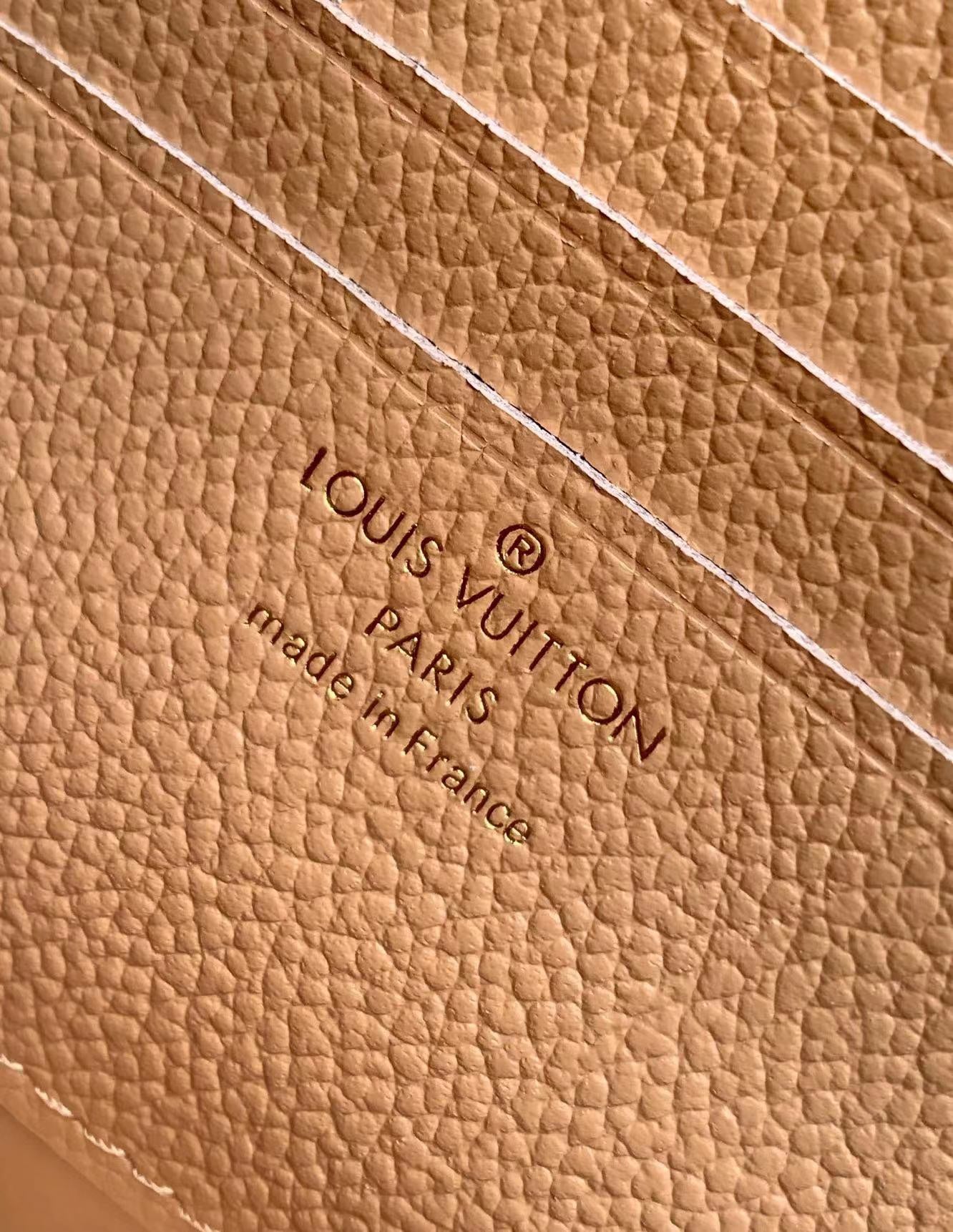 IVY 23 EN CUIR CRÈME ARIZONA MONOGRAMME EMPREINTE QUINCAILLERIE DORÉ