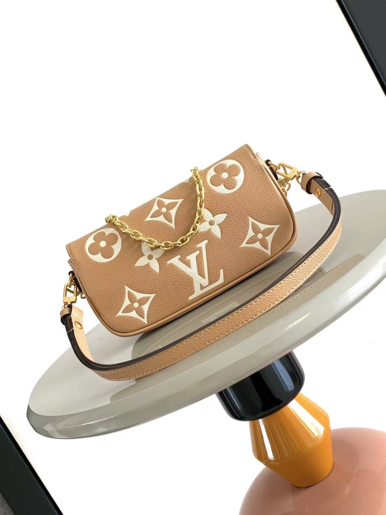 IVY 23 EN CUIR CRÈME ARIZONA MONOGRAMME EMPREINTE QUINCAILLERIE DORÉ