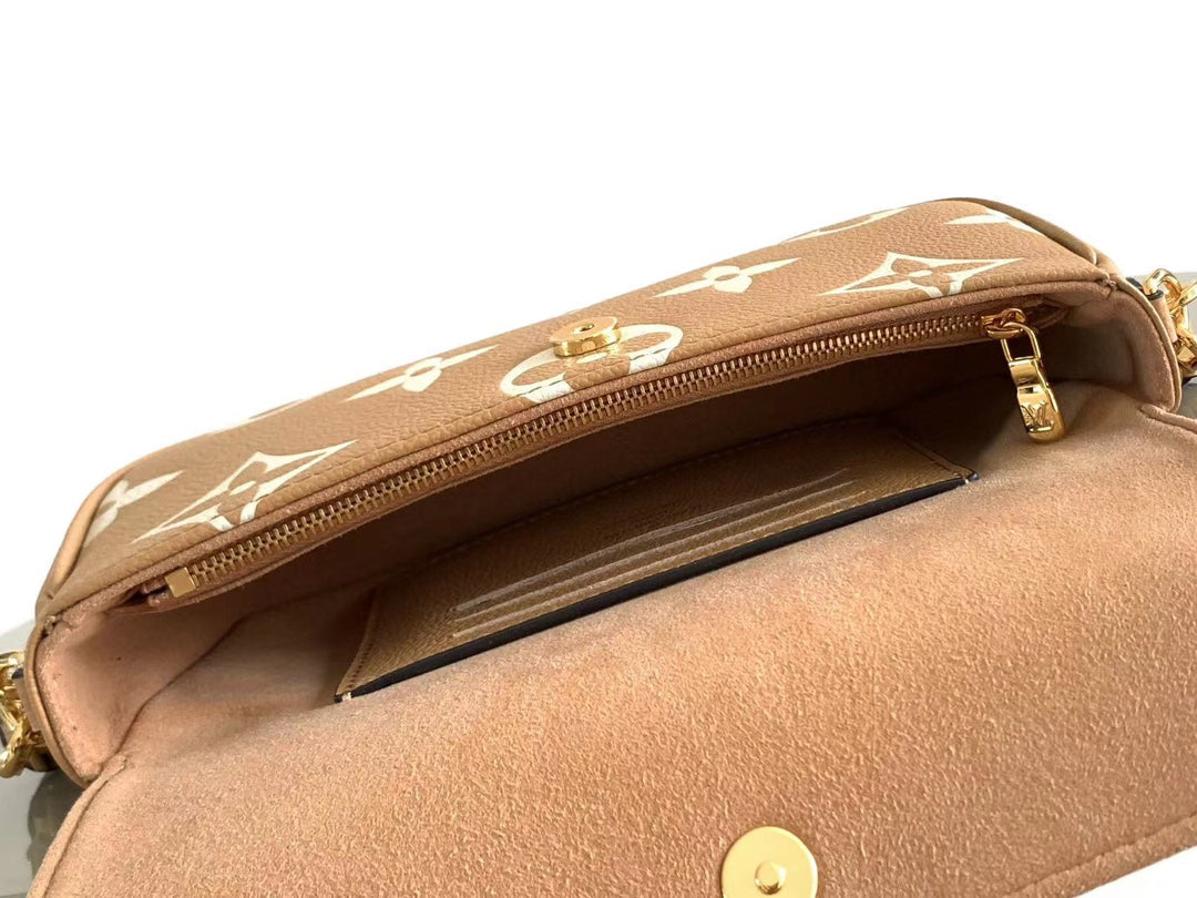 IVY 23 EN CUIR CRÈME ARIZONA MONOGRAMME EMPREINTE QUINCAILLERIE DORÉ