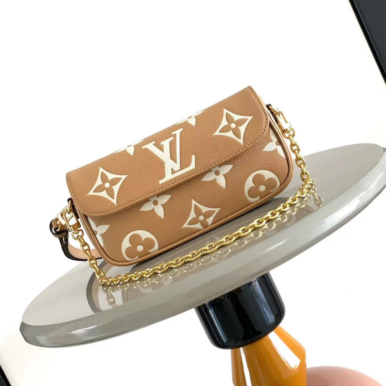 IVY 23 EN CUIR CRÈME ARIZONA MONOGRAMME EMPREINTE QUINCAILLERIE DORÉ