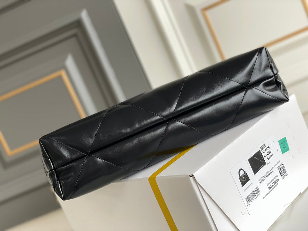 SAC HOBO 24B CC 22 35 CM EN CUIR D'AGNEAU NOIR ET QUINCAILLERIE DORÉ