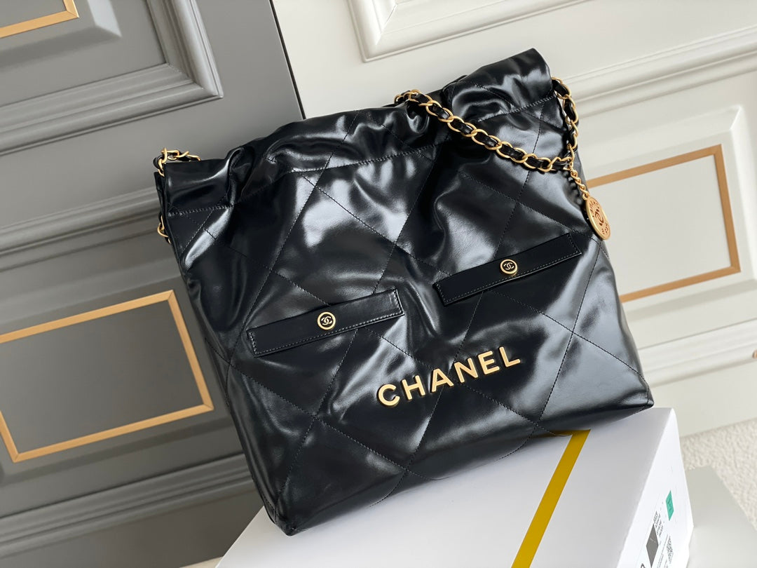 SAC HOBO 24B CC 22 35 CM EN CUIR D'AGNEAU NOIR ET QUINCAILLERIE DORÉ