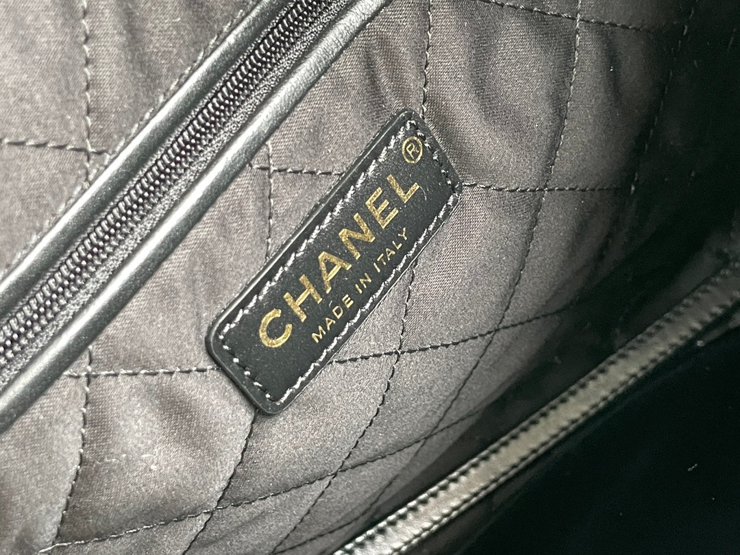 SAC HOBO 24B CC 22 35 CM EN CUIR D'AGNEAU NOIR ET QUINCAILLERIE DORÉ