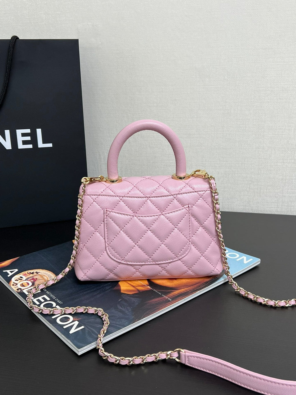 SAC À RABAT AVEC POIGNÉE EN COCO 19 CM EN CUIR DE VEAU GRAINÉ ROSE QUINCAILLERIE DORÉE