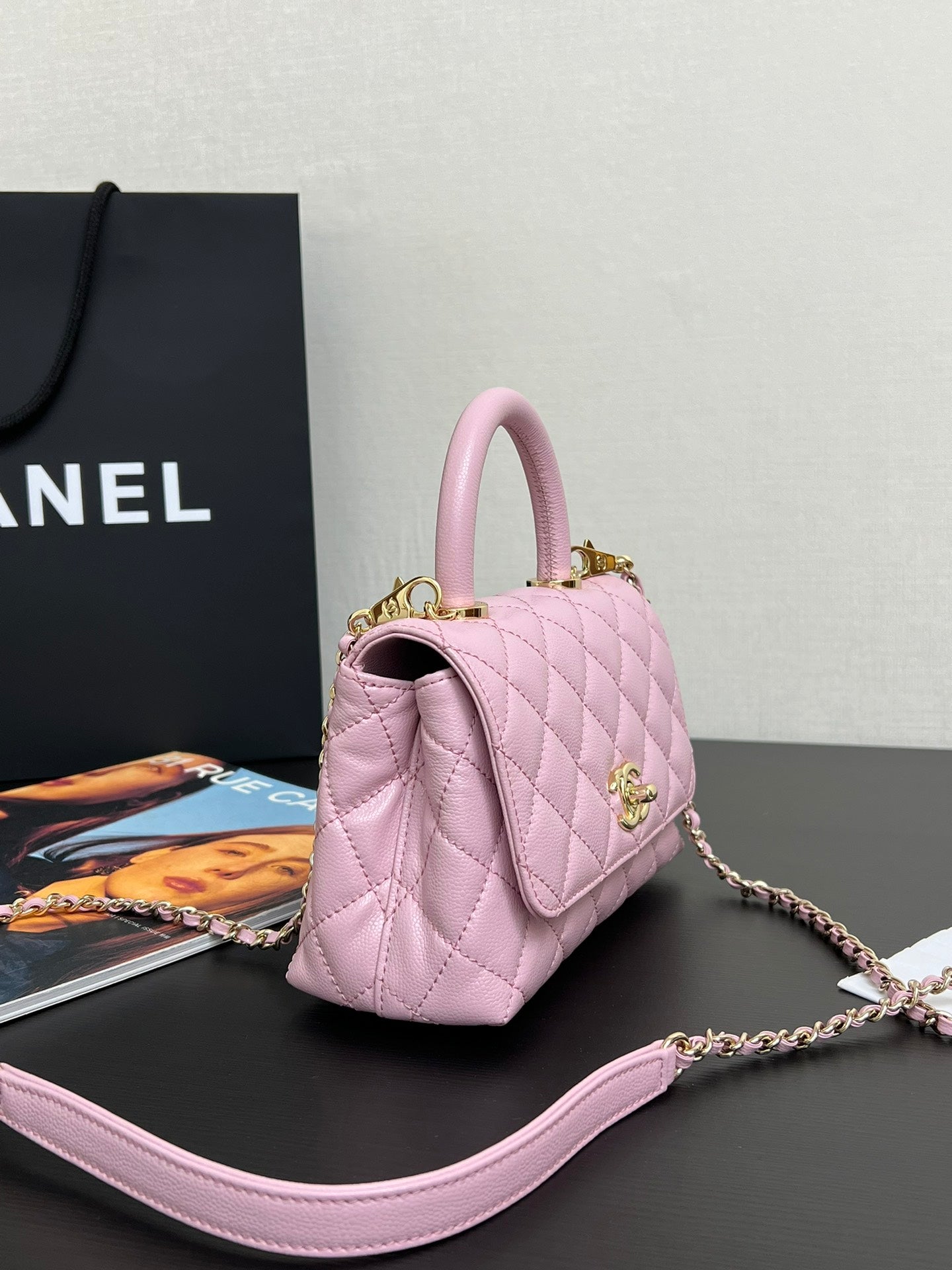 SAC À RABAT AVEC POIGNÉE EN COCO 19 CM EN CUIR DE VEAU GRAINÉ ROSE QUINCAILLERIE DORÉE
