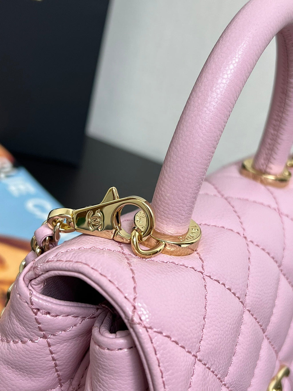 SAC À RABAT AVEC POIGNÉE EN COCO 19 CM EN CUIR DE VEAU GRAINÉ ROSE QUINCAILLERIE DORÉE
