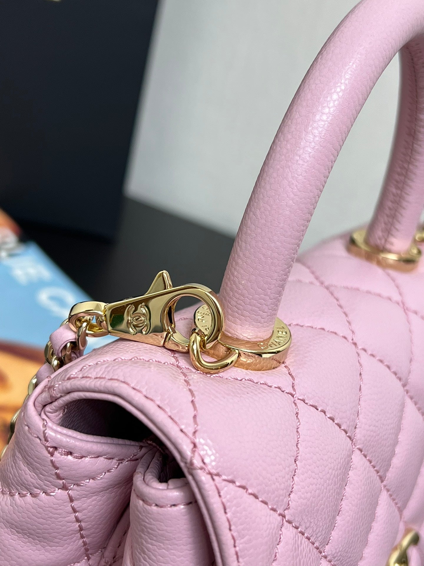 SAC À RABAT AVEC POIGNÉE EN COCO 19 CM EN CUIR DE VEAU GRAINÉ ROSE QUINCAILLERIE DORÉE