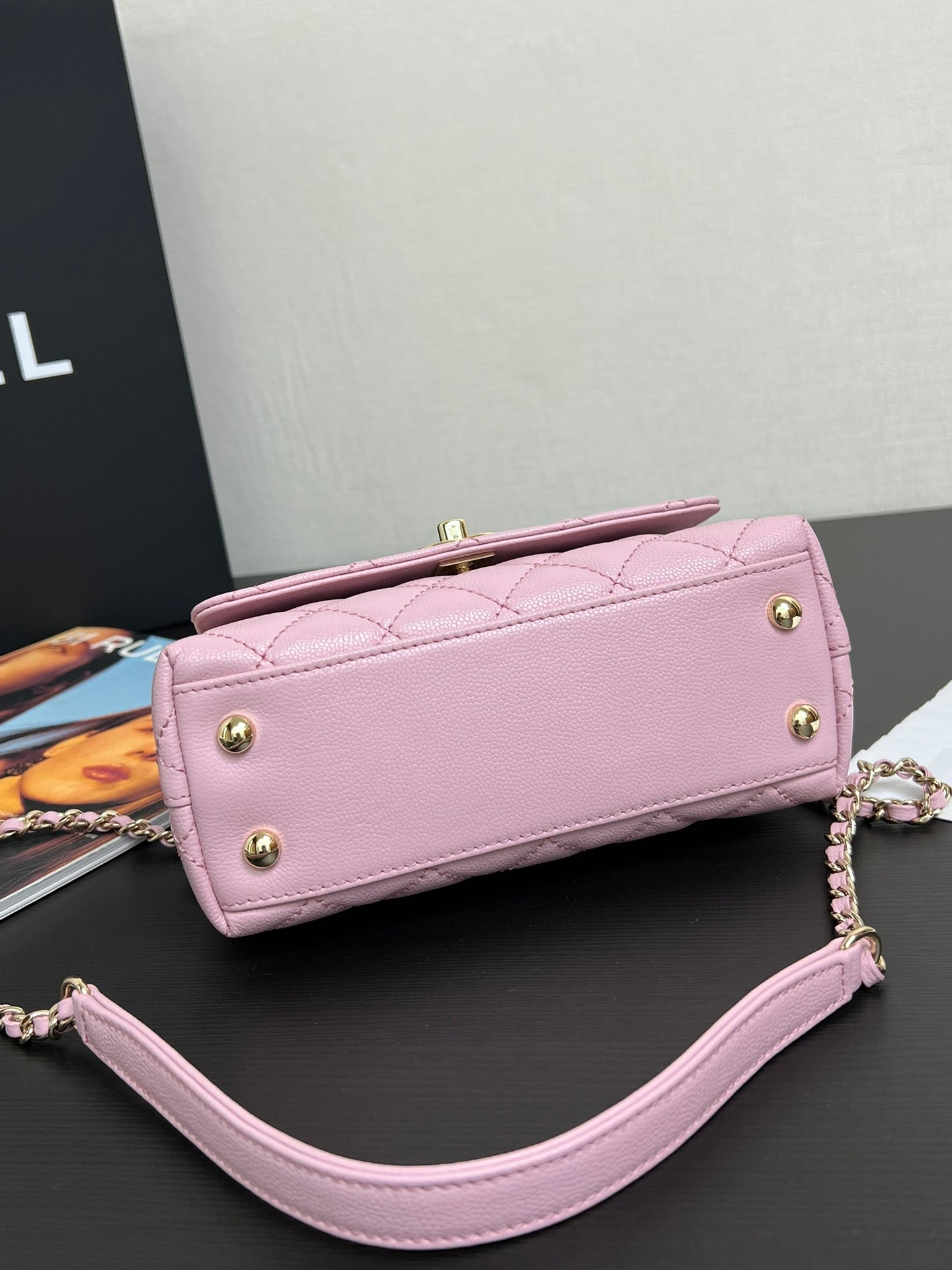 SAC À RABAT AVEC POIGNÉE EN COCO 19 CM EN CUIR DE VEAU GRAINÉ ROSE QUINCAILLERIE DORÉE