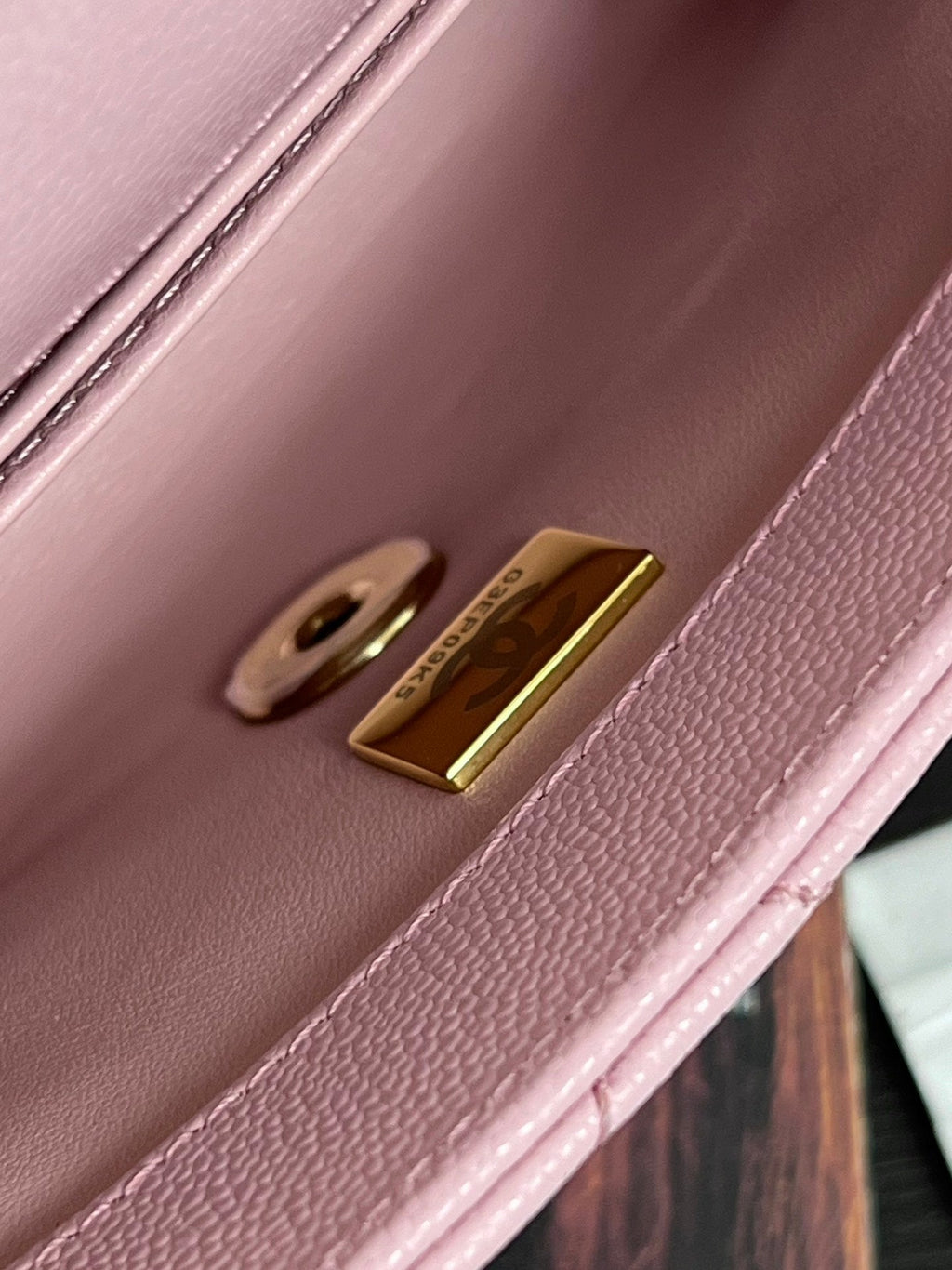 SAC À RABAT AVEC POIGNÉE EN COCO 19 CM EN CUIR DE VEAU GRAINÉ ROSE QUINCAILLERIE DORÉE