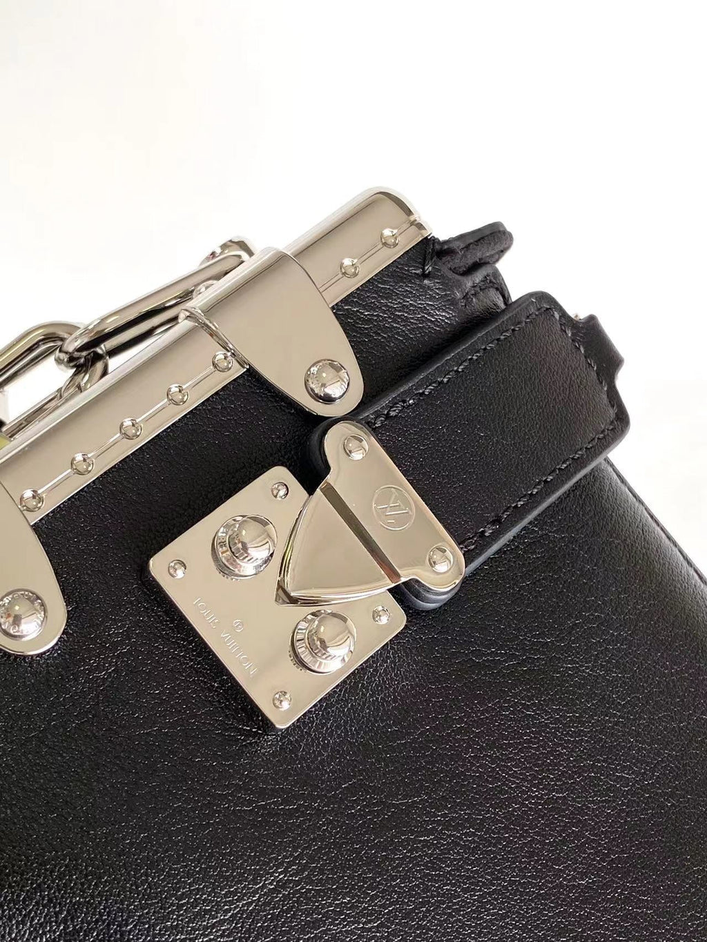 Malle Slim 23 en cuir de veau noir, accastillage argenté