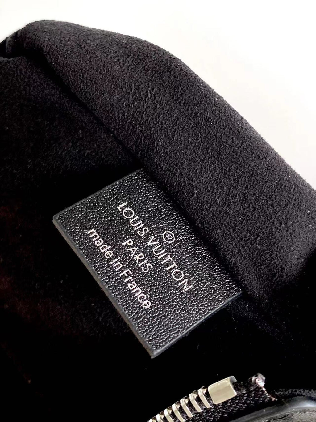 Malle Slim 23 en cuir de veau noir, accastillage argenté