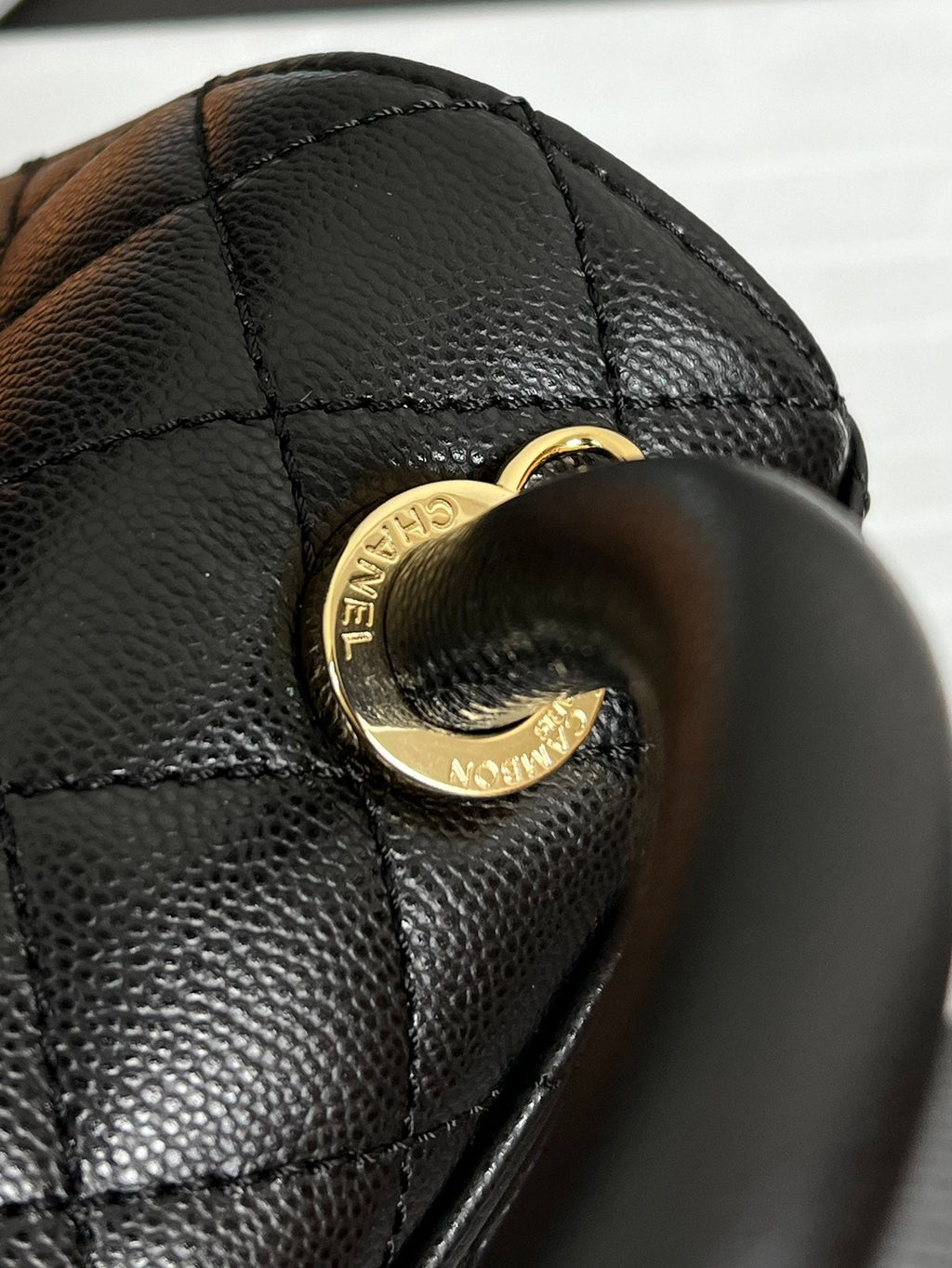 SAC À RABAT AVEC POIGNÉE EN COCO 19 CM EN CUIR DE VEAU GRAINÉ NOIR QUINCAILLERIE DORÉE