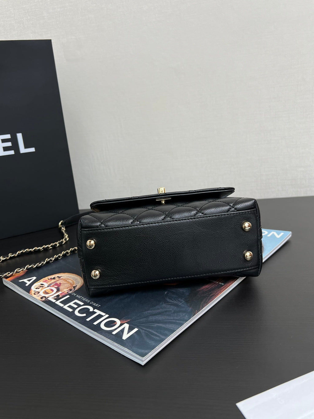 SAC À RABAT AVEC POIGNÉE EN COCO 19 CM EN CUIR DE VEAU GRAINÉ NOIR QUINCAILLERIE DORÉE