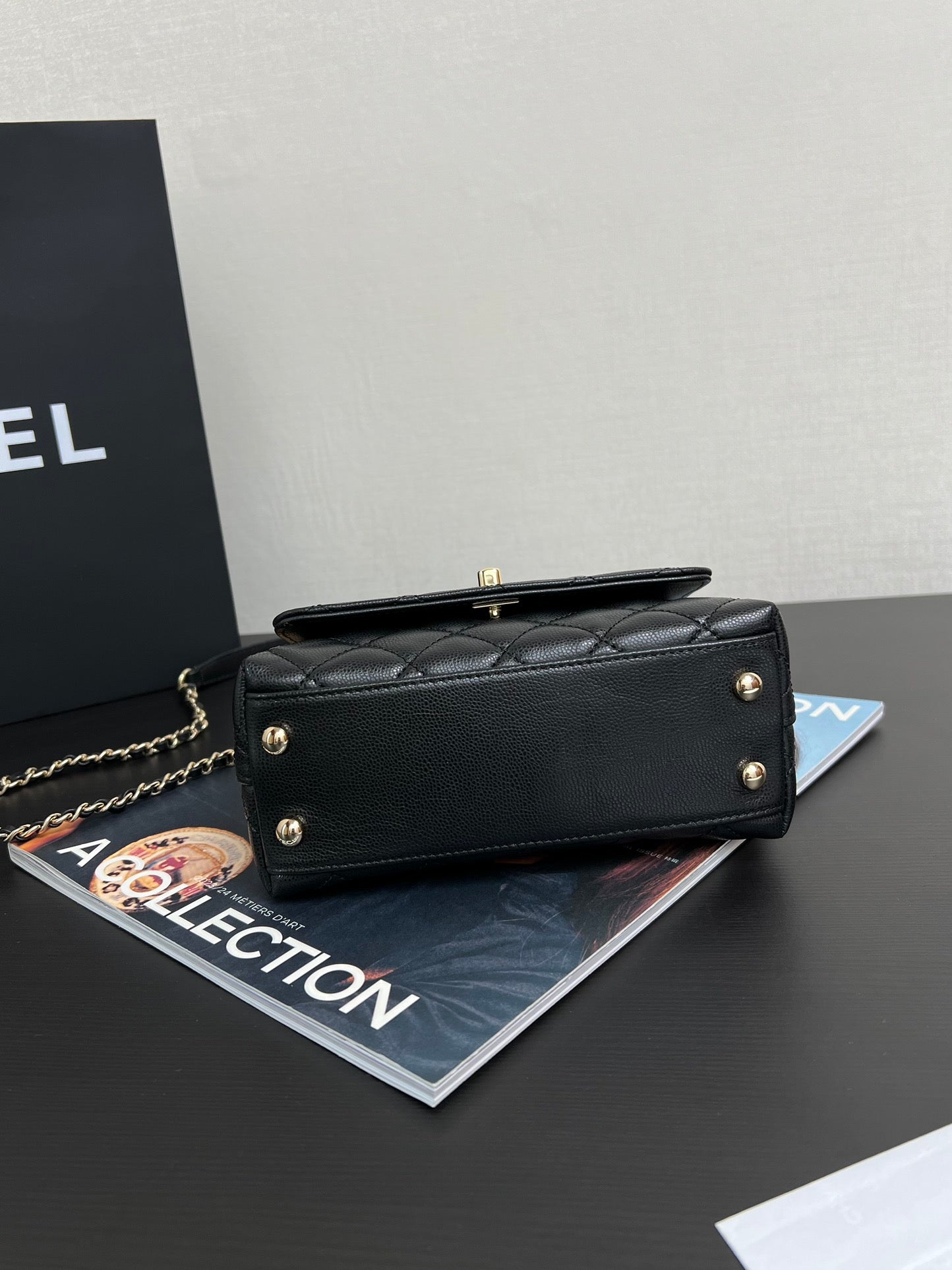 SAC À RABAT AVEC POIGNÉE EN COCO 19 CM EN CUIR DE VEAU GRAINÉ NOIR QUINCAILLERIE DORÉE