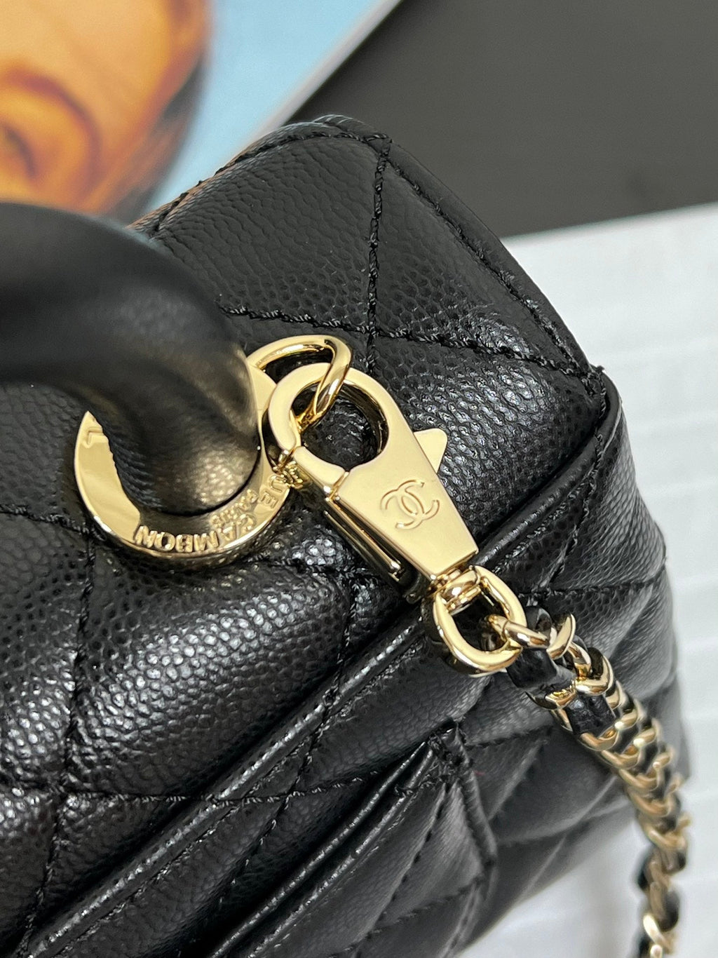 SAC À RABAT AVEC POIGNÉE EN COCO 19 CM EN CUIR DE VEAU GRAINÉ NOIR QUINCAILLERIE DORÉE
