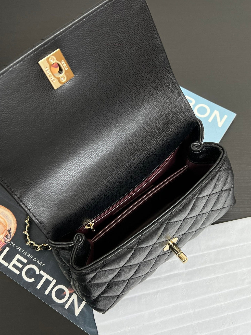 SAC À RABAT AVEC POIGNÉE EN COCO 19 CM EN CUIR DE VEAU GRAINÉ NOIR QUINCAILLERIE DORÉE