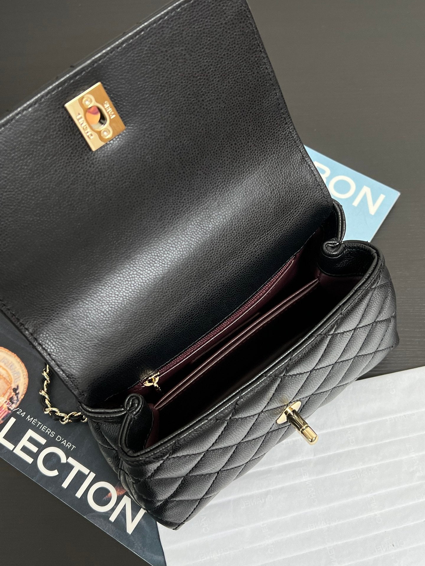 SAC À RABAT AVEC POIGNÉE EN COCO 19 CM EN CUIR DE VEAU GRAINÉ NOIR QUINCAILLERIE DORÉE