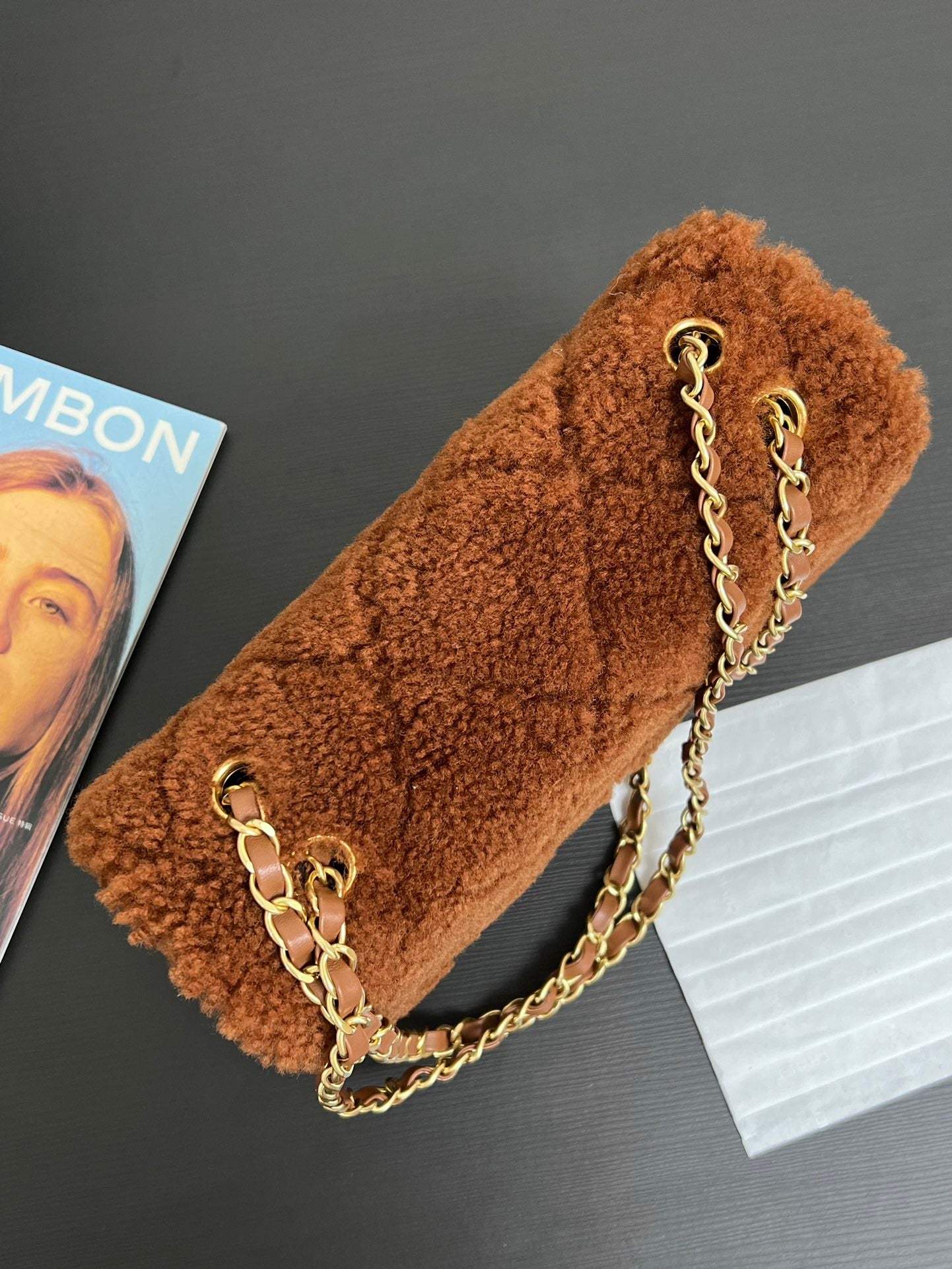 Petit sac à rabat 23 cm en peau d'agneau retournée marron et accessoires dorés
