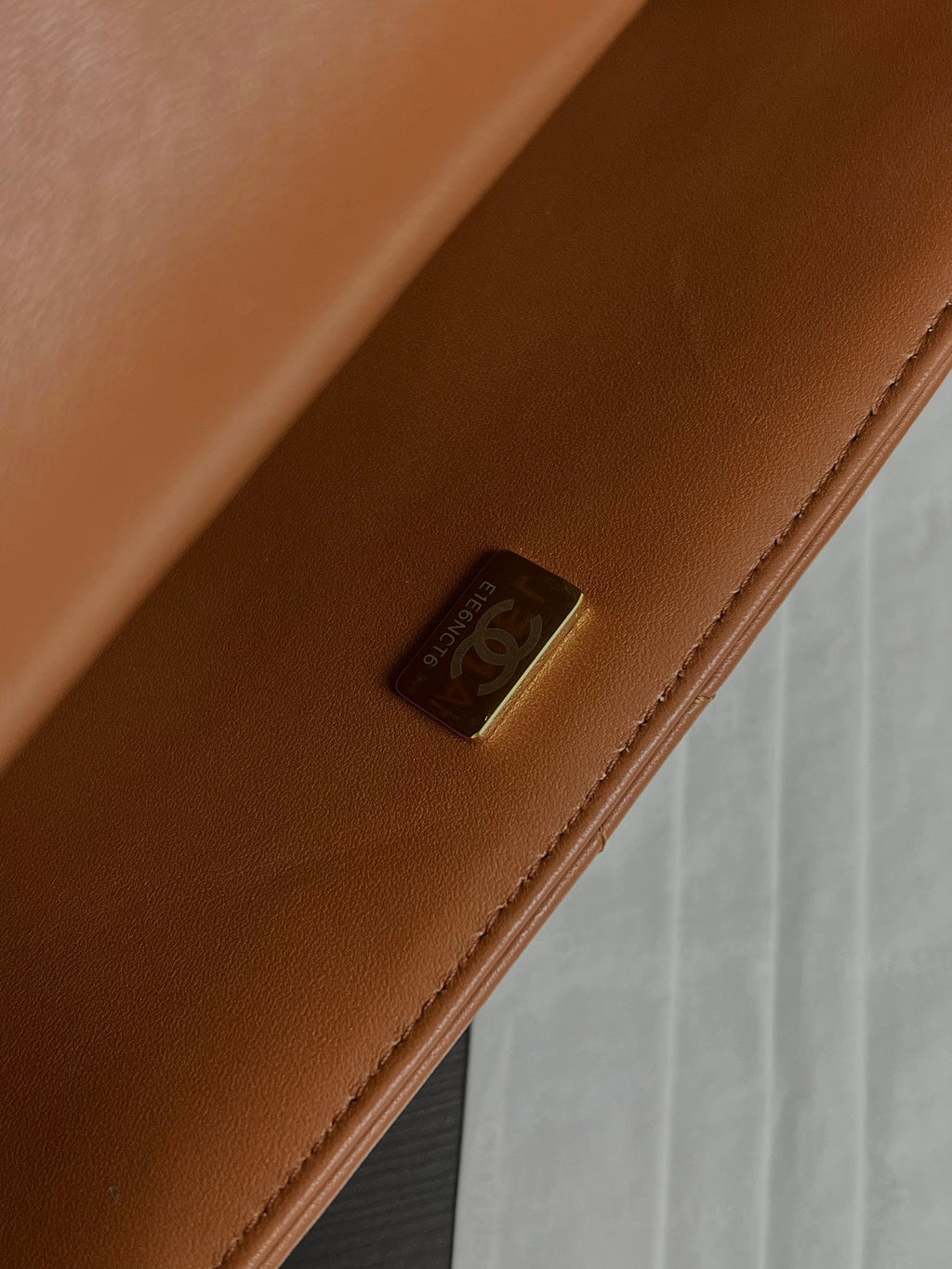 Petit sac à rabat 23 cm en peau d'agneau retournée marron et accessoires dorés