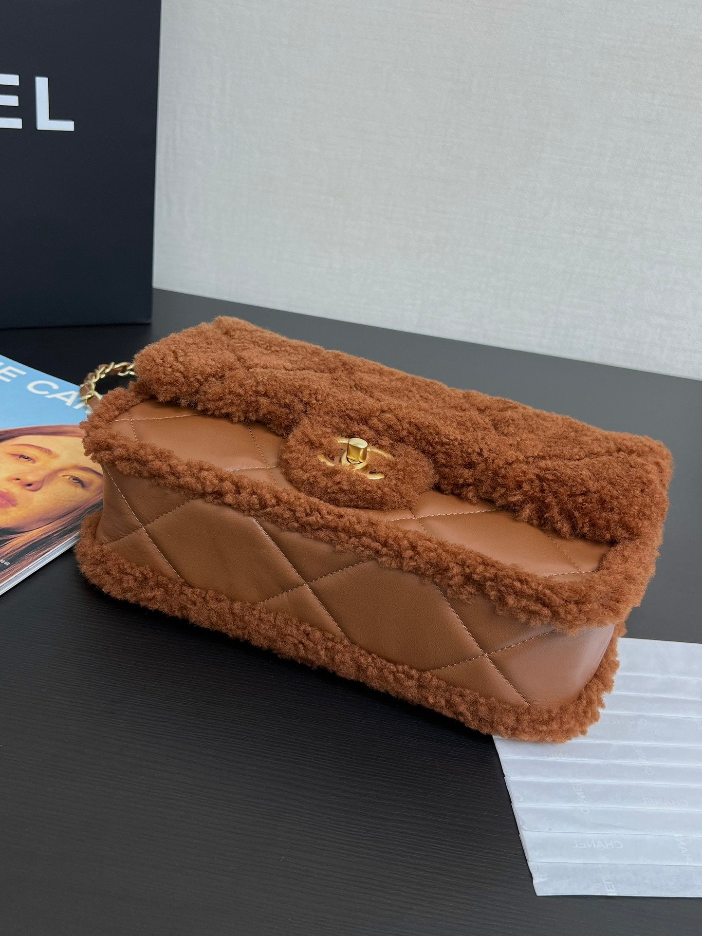 Petit sac à rabat 23 cm en peau d'agneau retournée marron et accessoires dorés