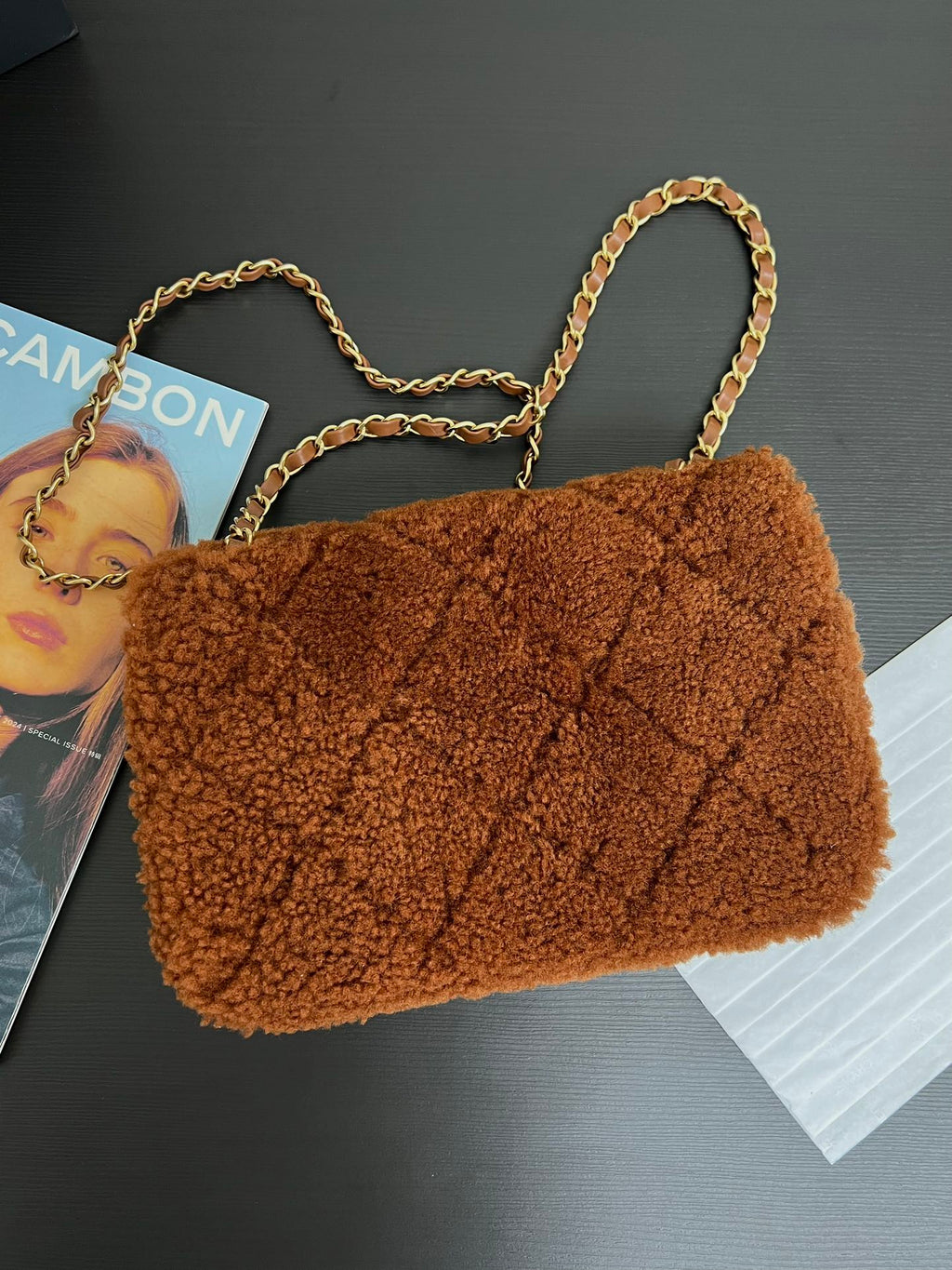 Petit sac à rabat 23 cm en peau d'agneau retournée marron et accessoires dorés